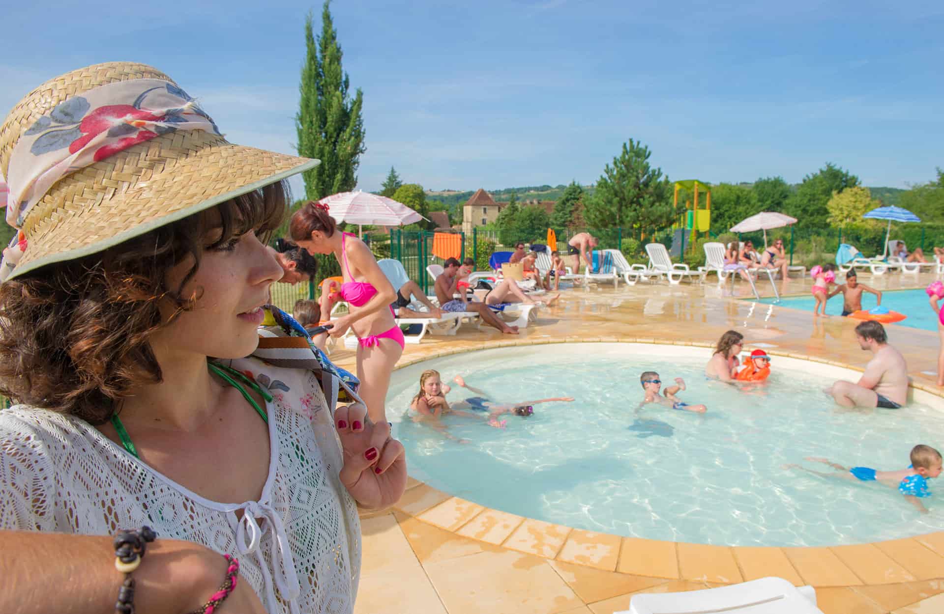 Piscine et bassin enfants chauffés de la résidence Goélia Le Hameau de la Vézère au Bugue.  Piscine et bassin enfants chauffés de la résidence Goélia Le Hameau de la Vézère au Bugue.