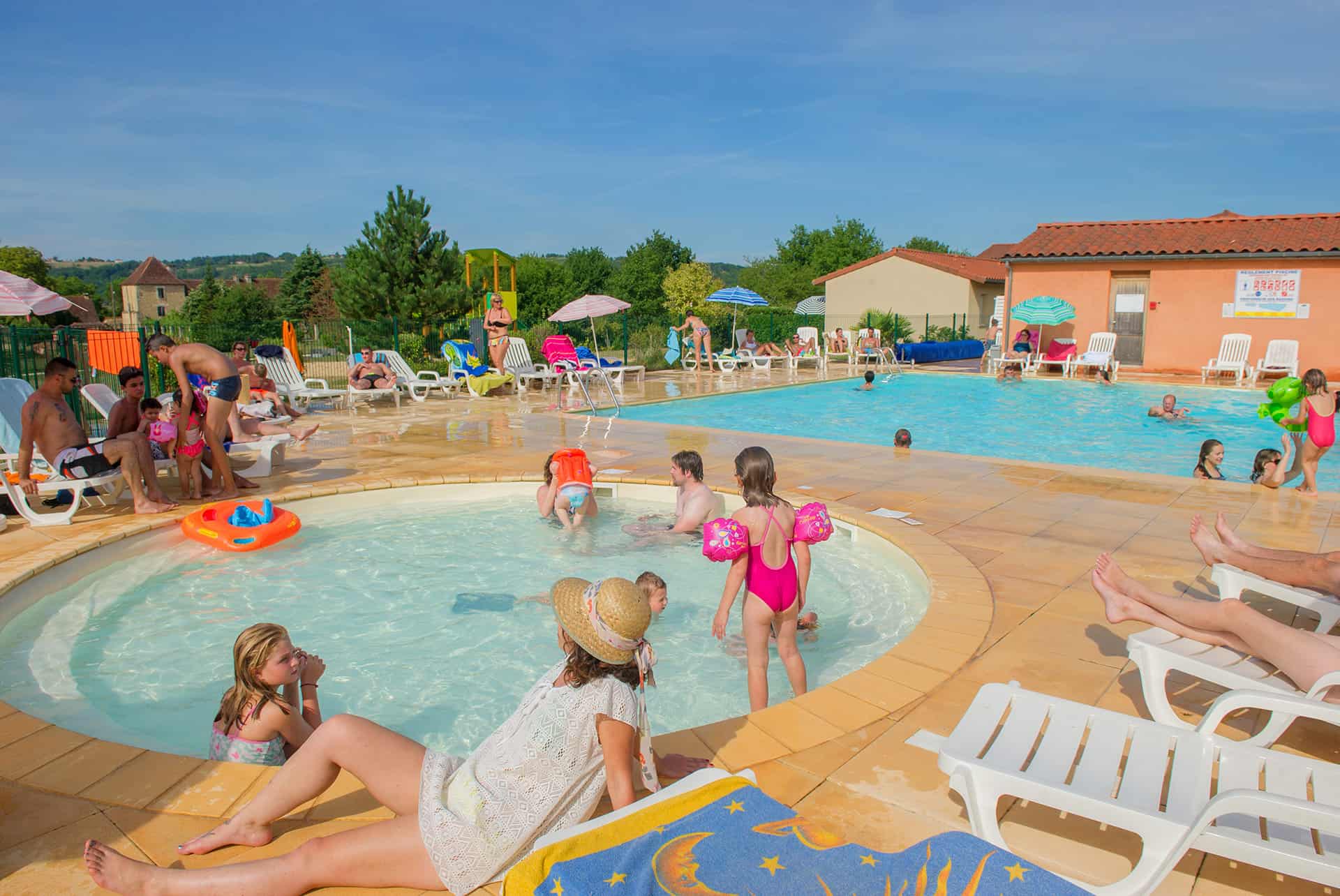 Piscine et bassin enfants chauffés de la résidence Goélia Le Hameau de la Vézère au Bugue. Piscine et bassin enfants chauffés de la résidence Goélia Le Hameau de la Vézère au Bugue.