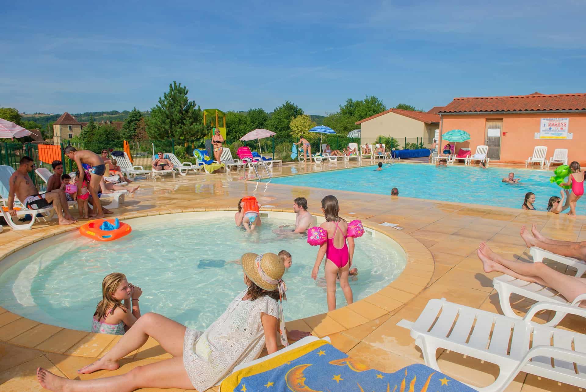 Pool and children’s pool of Le Hameau de la Vézère Goélia complex in Le Bugue