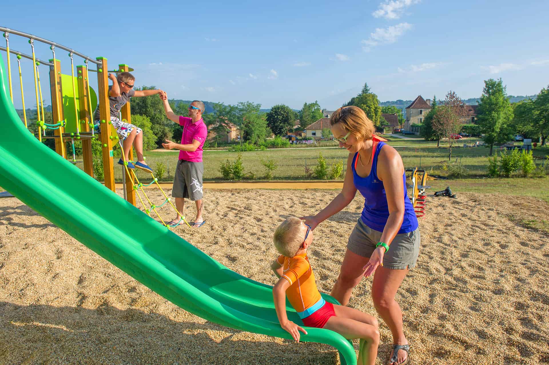 Aire de jeux de la résidence de vacances 3* Goélia Le Hameau de la Vézère au Bugue en Dordogne Aire de jeux de la résidence de vacances 3* Goélia Le Hameau de la Vézère au Bugue en Dordogne