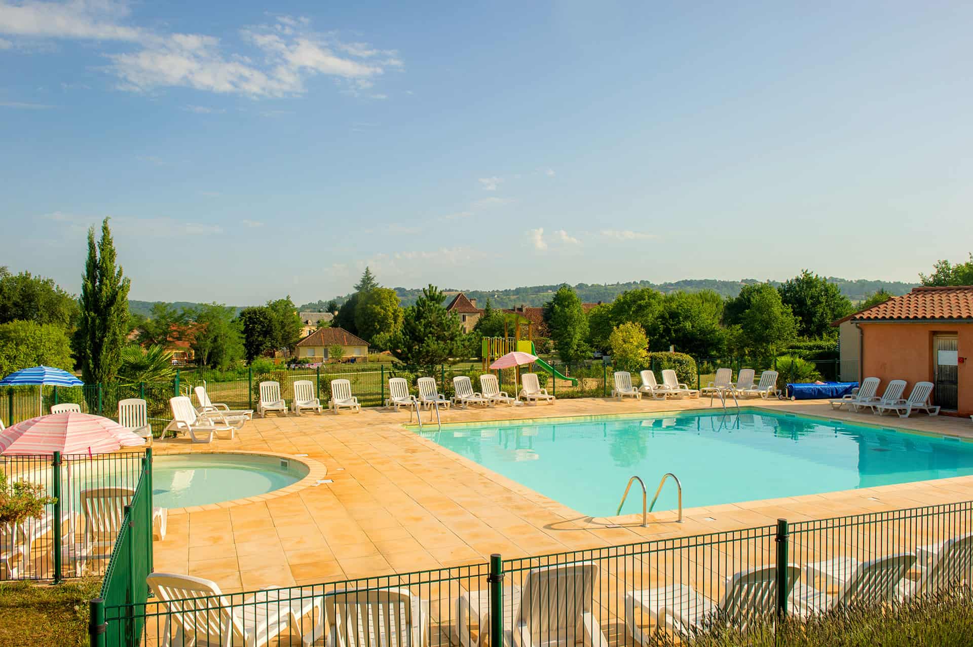Piscine et bassin enfants chauffés de la résidence Goélia Le Hameau de la Vézère au Bugue.  Piscine et bassin enfants chauffés de la résidence Goélia Le Hameau de la Vézère au Bugue.