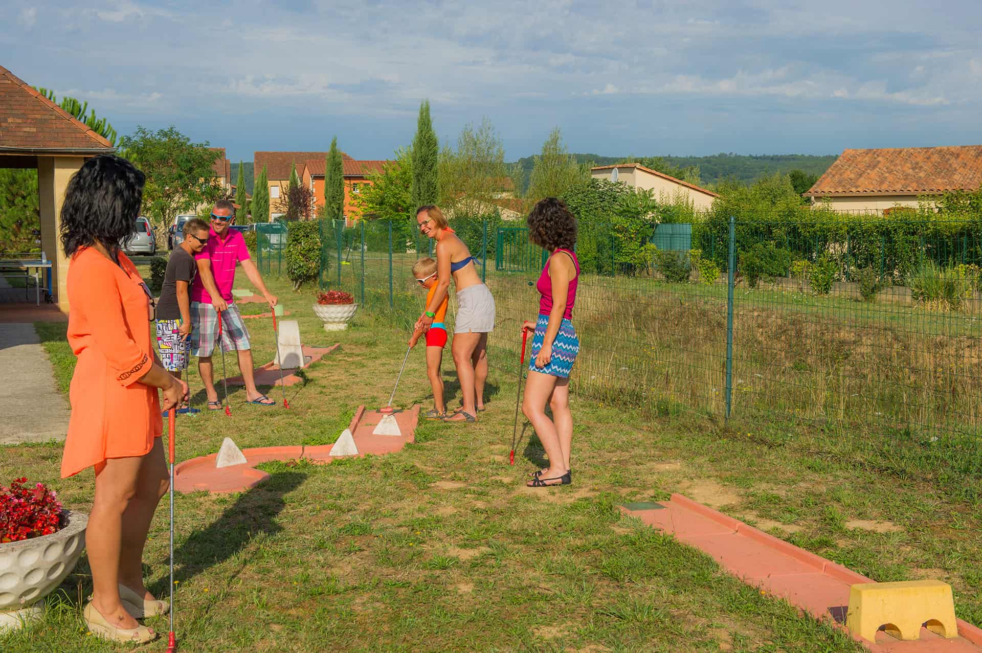 Mini golf de la résidence de tourisme Goélia le Hameau de la Vézère au Bugue en Dordogne Mini golf de la résidence de tourisme Goélia le Hameau de la Vézère au Bugue en Dordogne