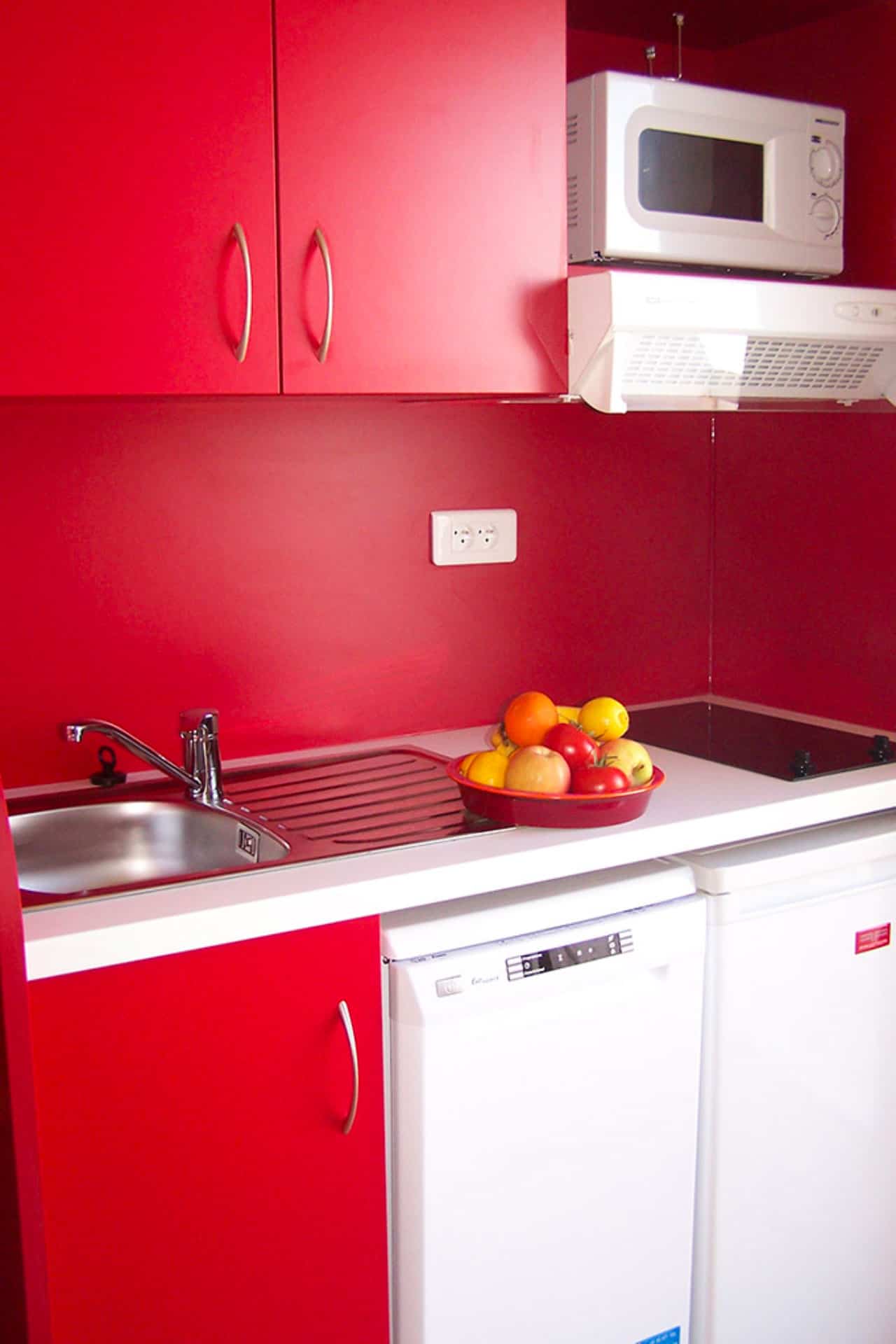 Example of kitchen at the holiday residence Aguylène in Carnon Example of kitchen at the holiday residence Aguylène in Carnon