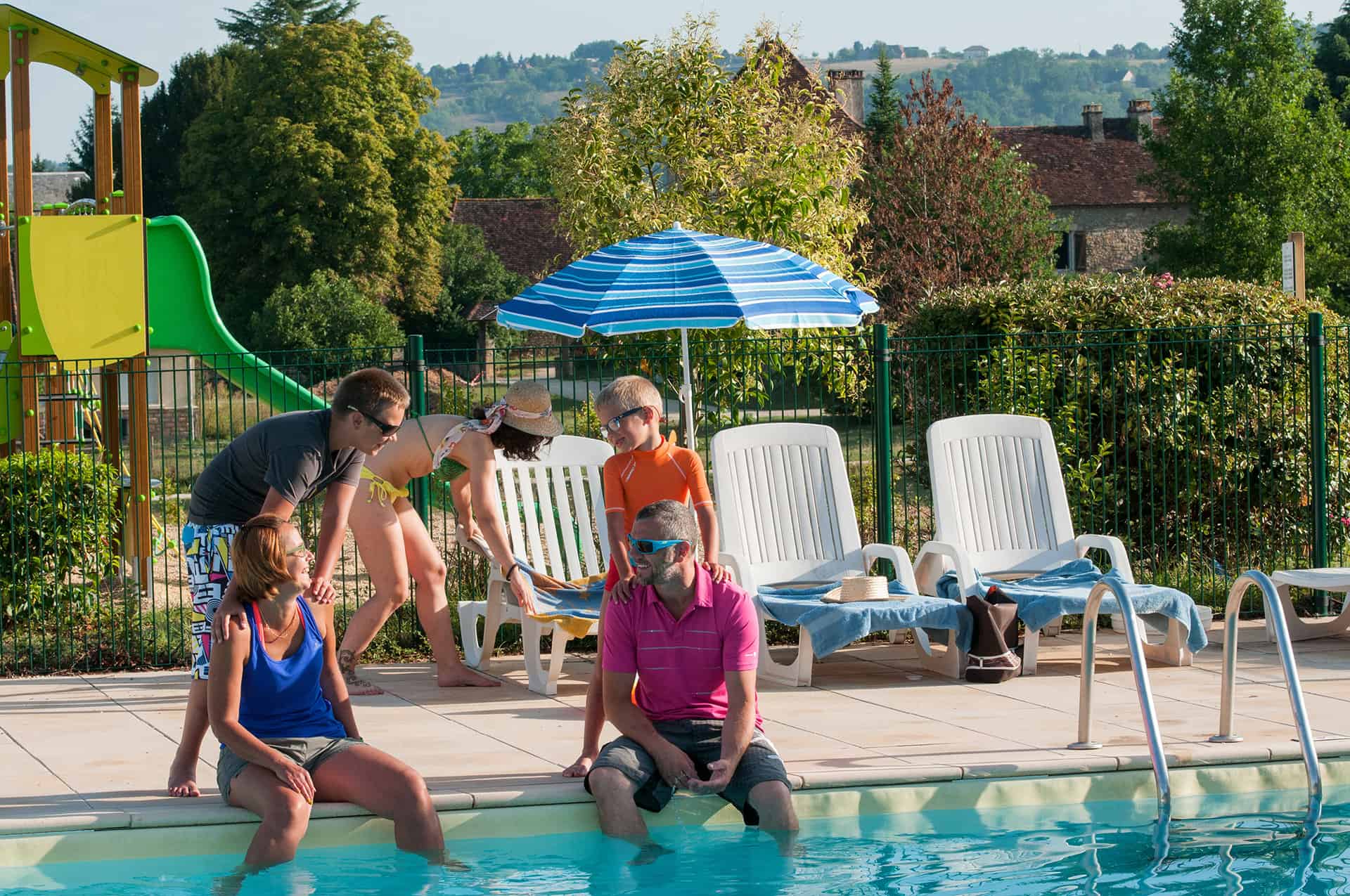 Aire de jeux, piscine et bassin enfants de la résidence de vacances Goélia Le Hameau de la Vézère au Bugue Aire de jeux, piscine et bassin enfants de la résidence de vacances Goélia Le Hameau de la Vézère au Bugue