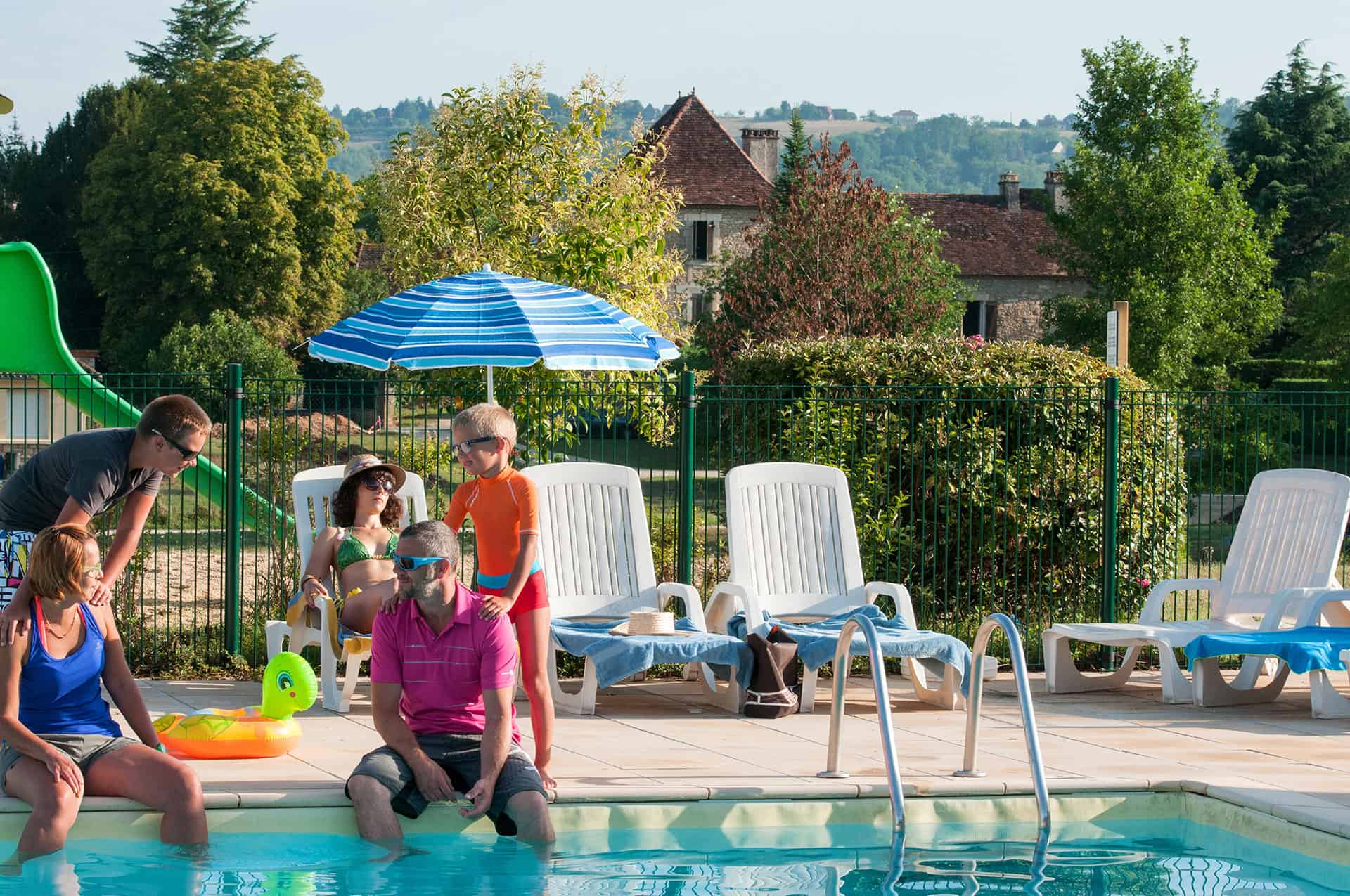Aire de jeux, piscine et bassin enfants de la résidence de vacances Goélia Le Hameau de la Vézère au Bugue Aire de jeux, piscine et bassin enfants de la résidence de vacances Goélia Le Hameau de la Vézère au Bugue