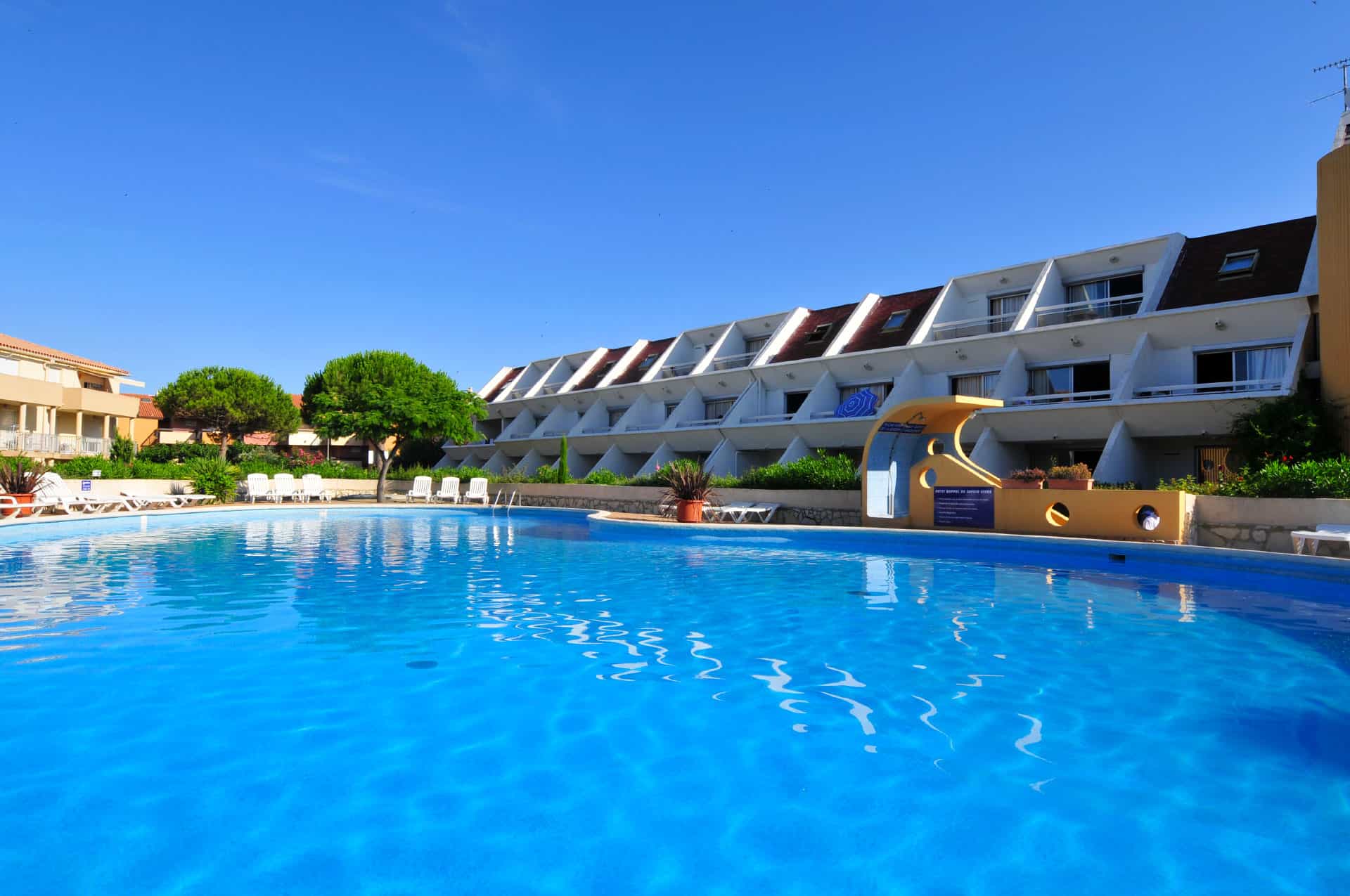 Outdoor swimming pool at the Aguylène holiday residence in Carnon