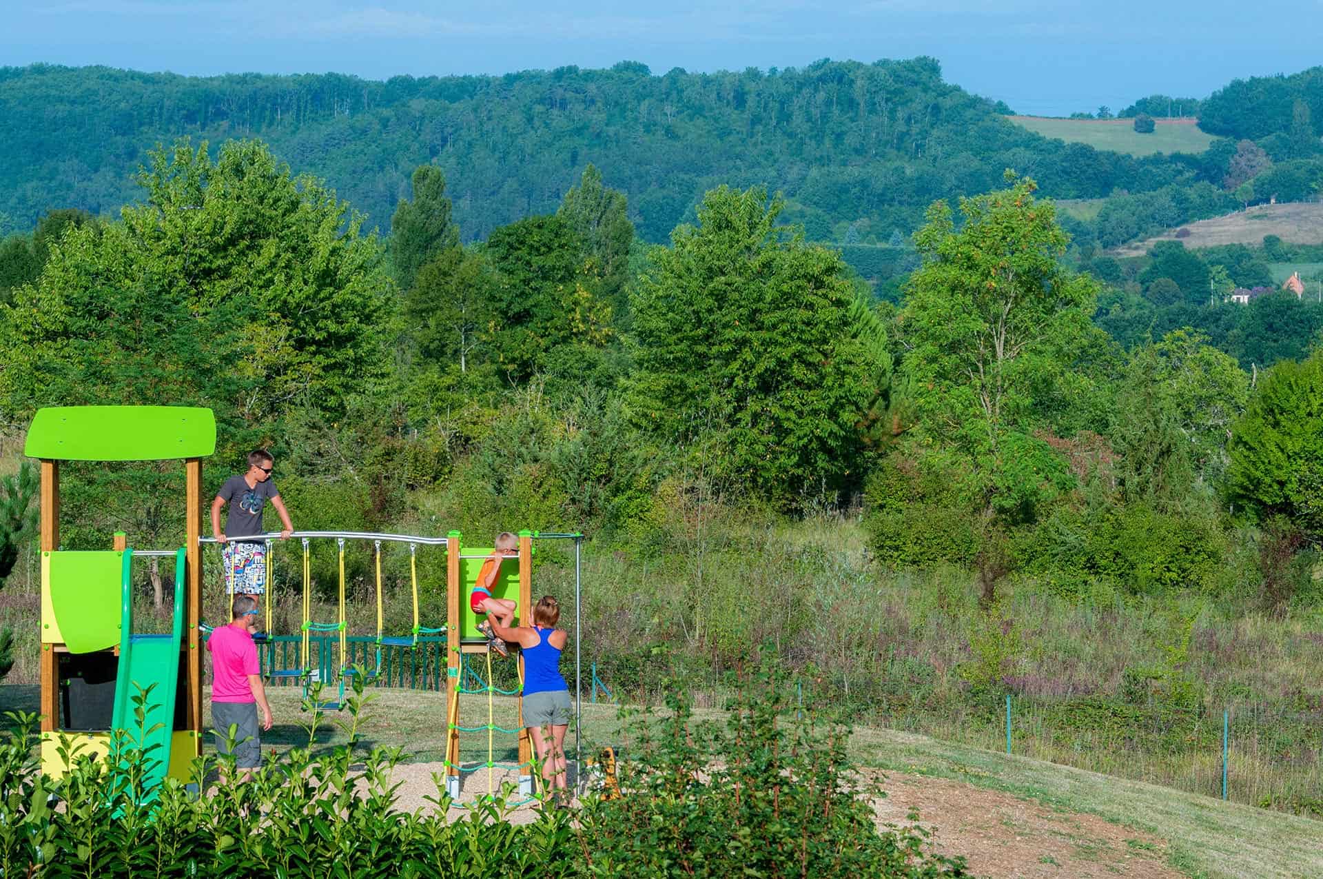 Aire de jeux enfants de la résidence de vacances Goélia Le Hameau de la Vézère au Bugue en Dordogne Aire de jeux enfants de la résidence de vacances Goélia Le Hameau de la Vézère au Bugue en Dordogne