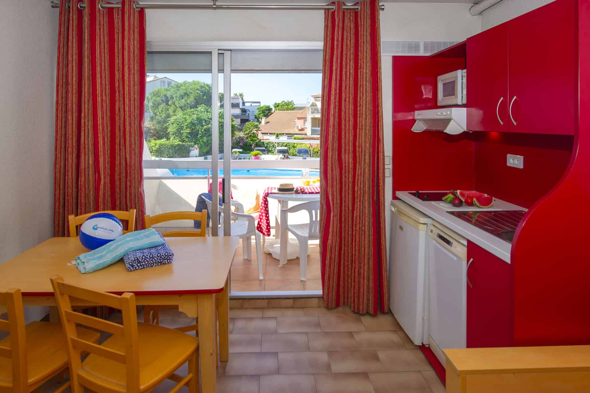 Example of living room and kitchen at the Aguylène holiday residence in Carnon Example of living room and kitchen at the Aguylène holiday residence in Carnon