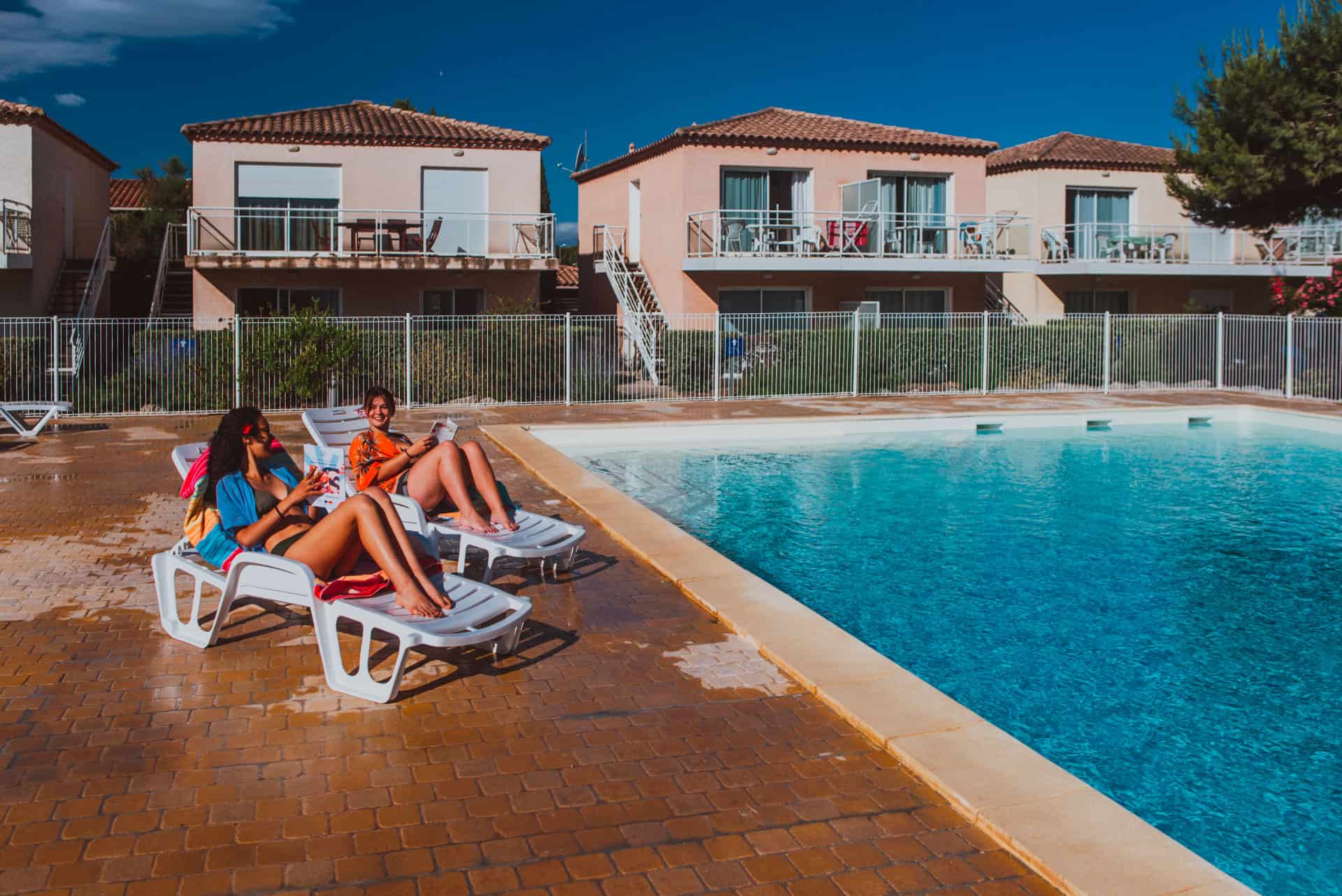 Piscine extérieure de la résidence de vacances Les Jardins de Phoebus à Gruissan, Occitanie Piscine extérieure de la résidence de vacances Les Jardins de Phoebus à Gruissan, Occitanie