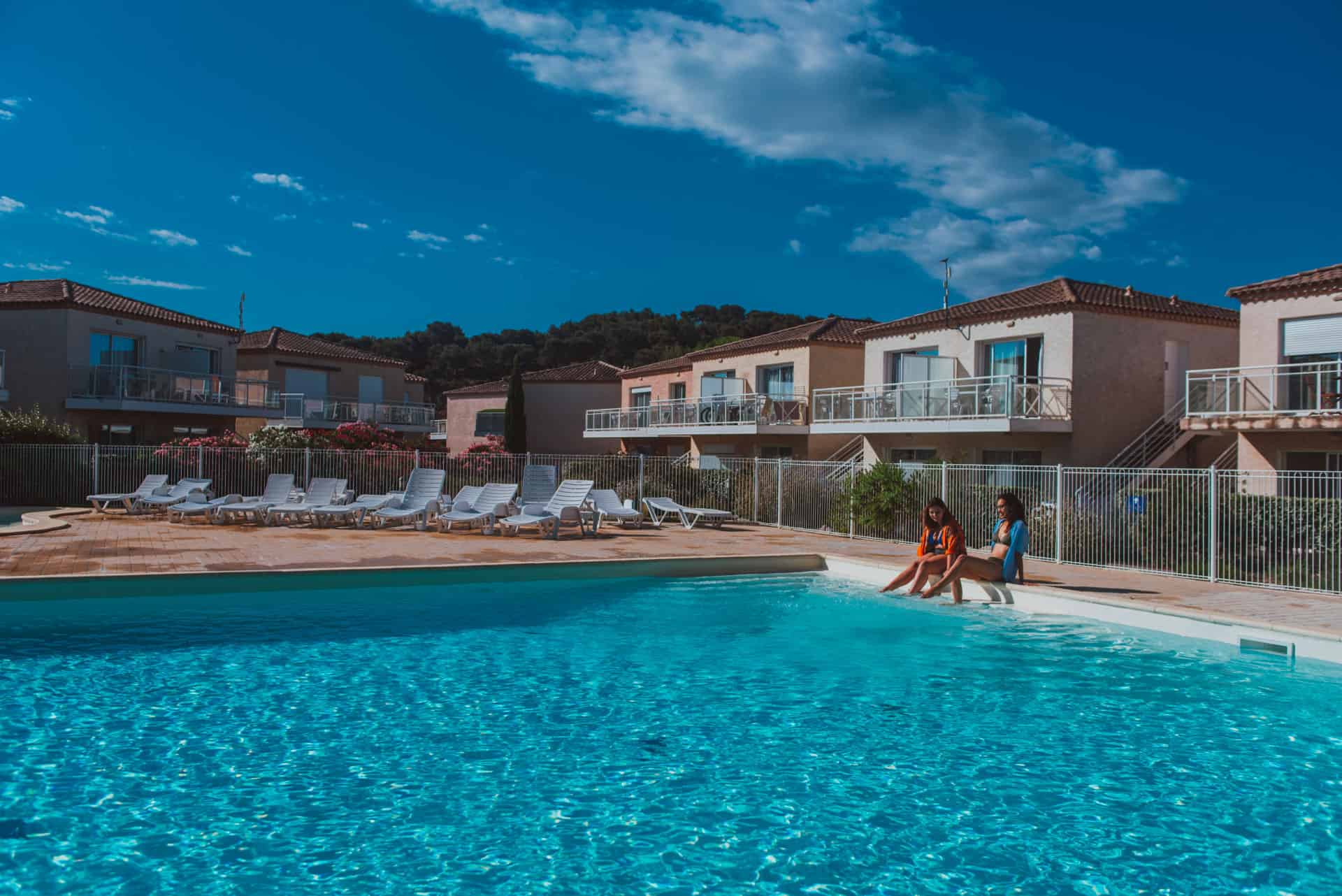 Piscine extérieure de la résidence de vacances Les Jardins de Phoebus à Gruissan, Occitanie Piscine extérieure de la résidence de vacances Les Jardins de Phoebus à Gruissan, Occitanie