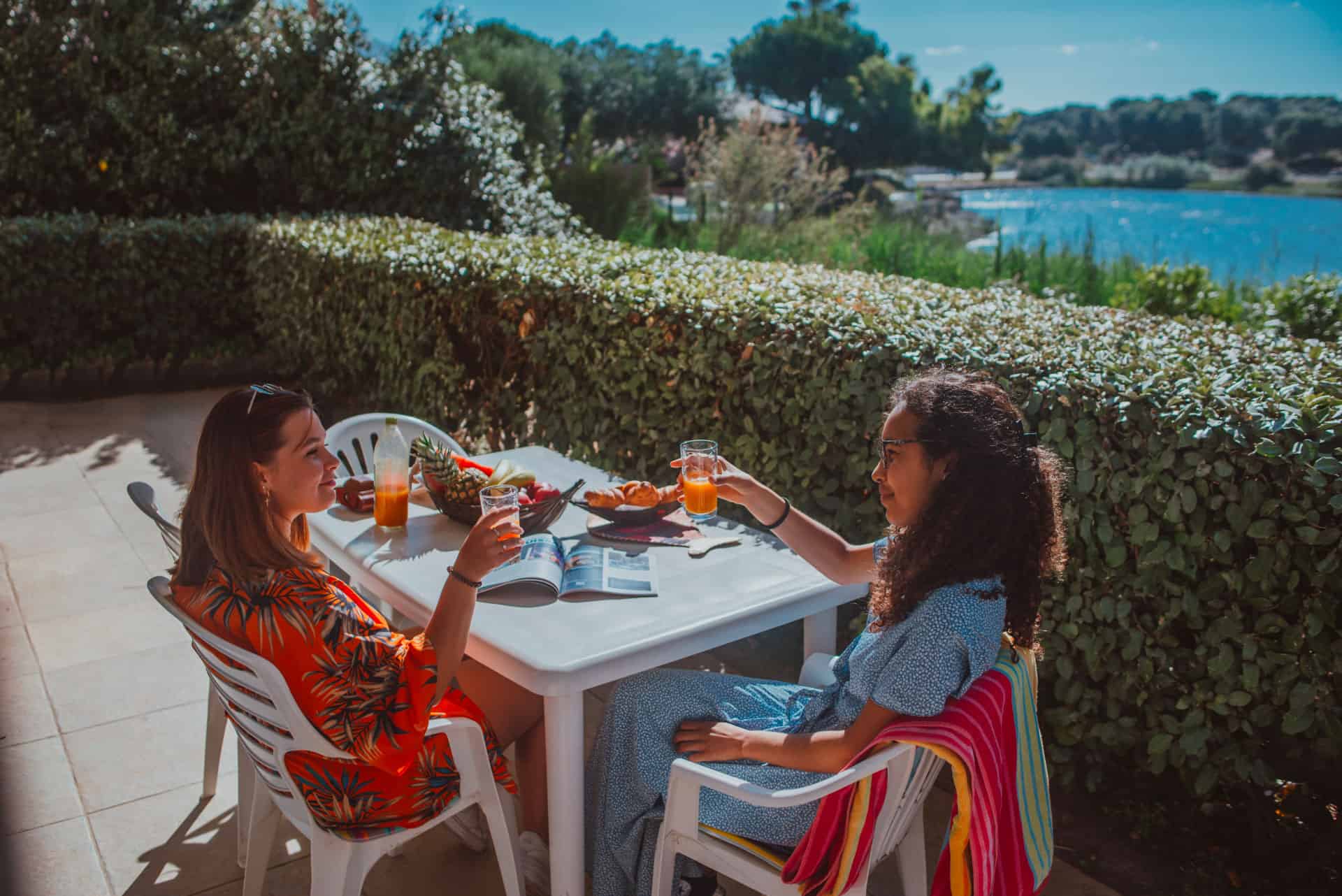 Vue depuis une terrasse de la résidence de vacances Les Jardins de Phoebus à Gruissan, Occitanie Vue depuis une terrasse de la résidence de vacances Les Jardins de Phoebus à Gruissan, Occitanie