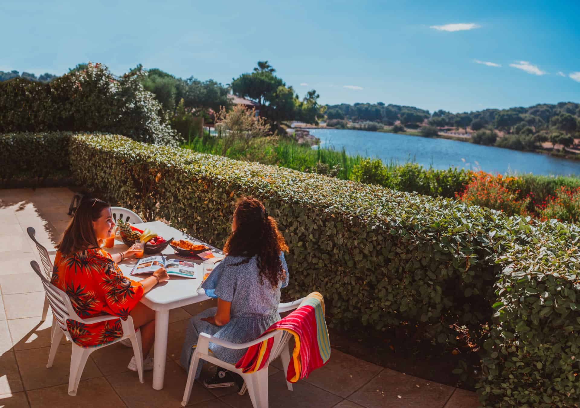 Vue depuis une terrasse de la résidence de vacances Les Jardins de Phoebus à Gruissan, Occitanie Vue depuis une terrasse de la résidence de vacances Les Jardins de Phoebus à Gruissan, Occitanie