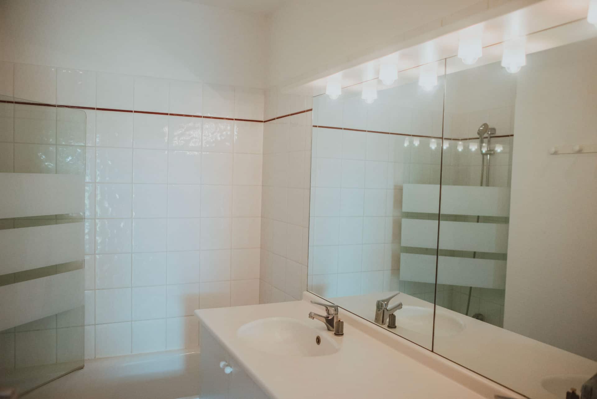 Exemple de salle de bain de la résidence de vacances Les Jardins de Phoebus à Gruissan, Occitanie Exemple de salle de bain de la résidence de vacances Les Jardins de Phoebus à Gruissan, Occitanie