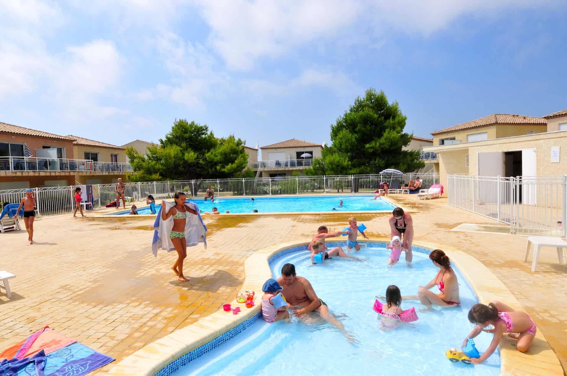 Piscine extérieure de la résidence de vacances Les Jardins de Phoebus à Gruissan, Occitanie Piscine extérieure de la résidence de vacances Les Jardins de Phoebus à Gruissan, Occitanie