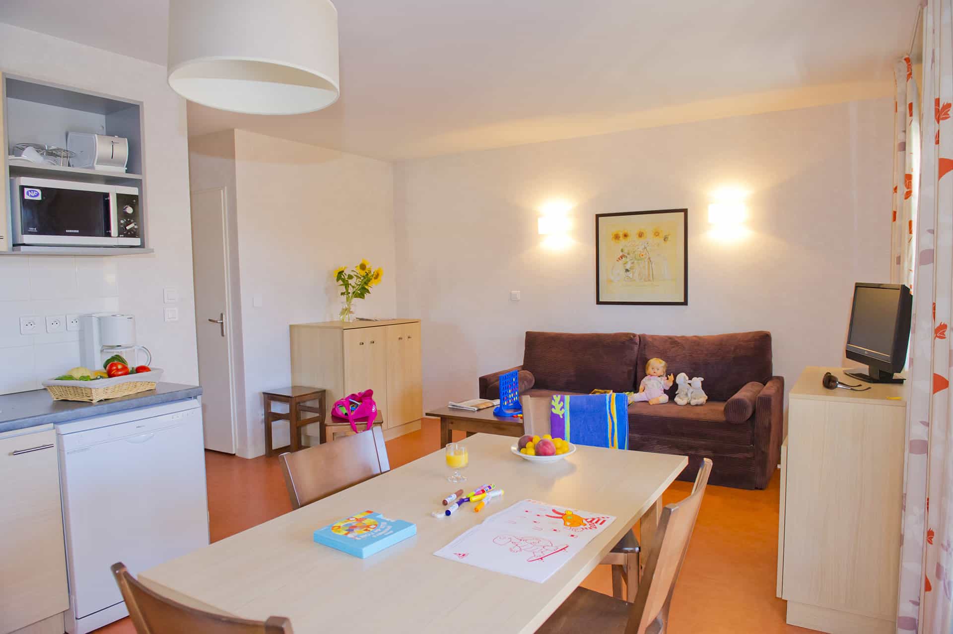 Exemple de salon de la résidence de vacances Goélia l'Aquaresort à Nérac Exemple de salon de la résidence de vacances Goélia l'Aquaresort à Nérac