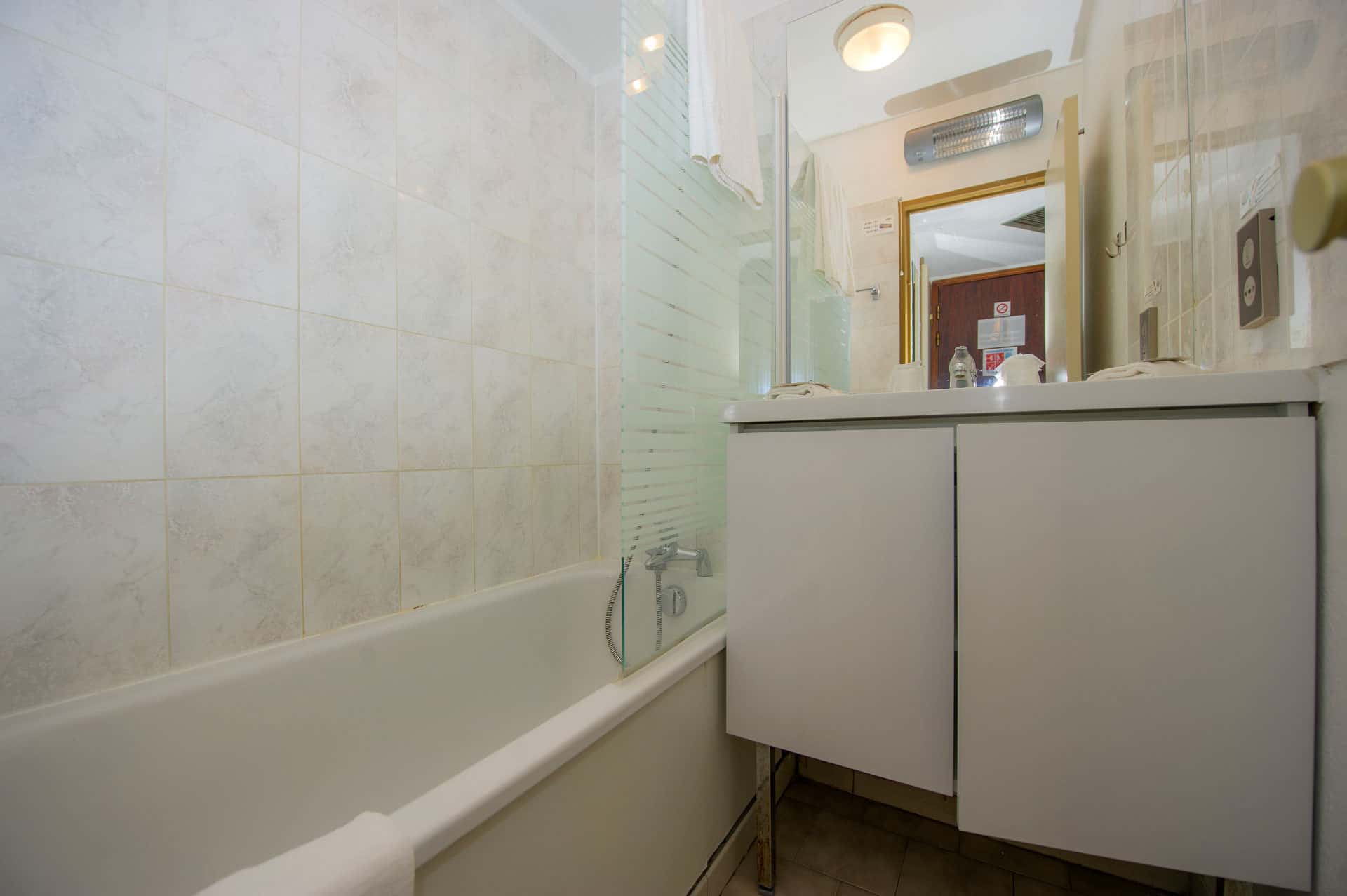 Exemple de salle de bain de la résidence de vacances Sun City à Montpellier, en Occitanie Exemple de salle de bain de la résidence de vacances Sun City à Montpellier, en Occitanie
