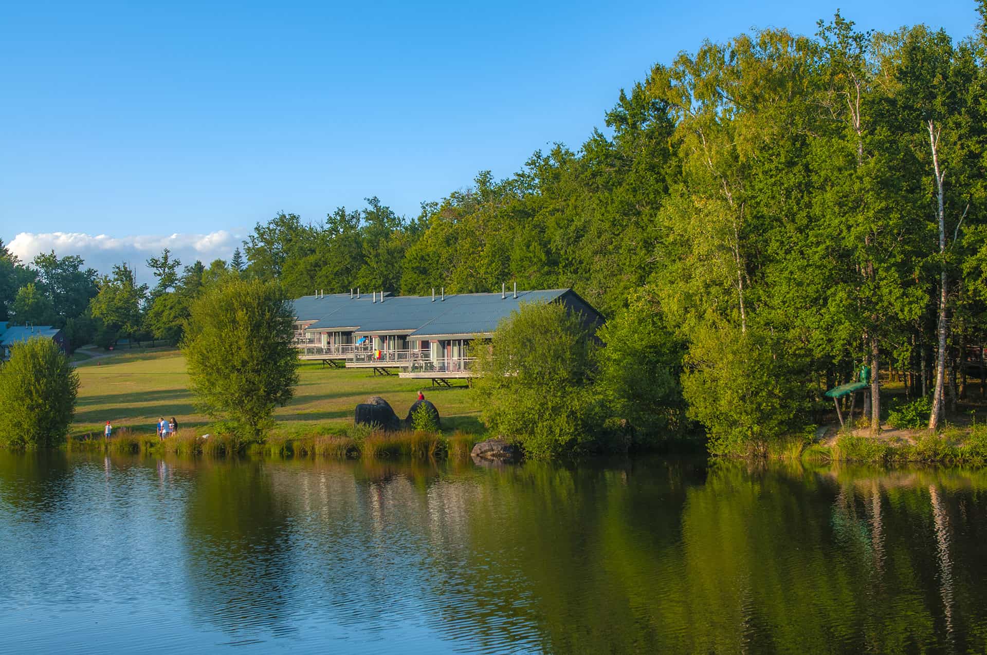 La résidence de vacances Goélia Le Domaine des Nouailles et son lac privé à Nontron La résidence de vacances Goélia Le Domaine des Nouailles et son lac privé à Nontron