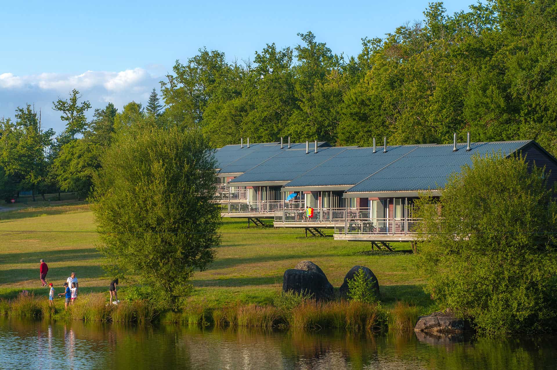 La résidence de vacances Goélia Le Domaine des Nouailles et son lac privé à Nontron La résidence de vacances Goélia Le Domaine des Nouailles et son lac privé à Nontron