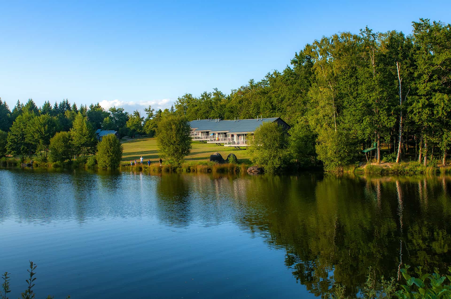 La résidence de vacances Goélia Le Domaine des Nouailles et son lac privé à Nontron La résidence de vacances Goélia Le Domaine des Nouailles et son lac privé à Nontron