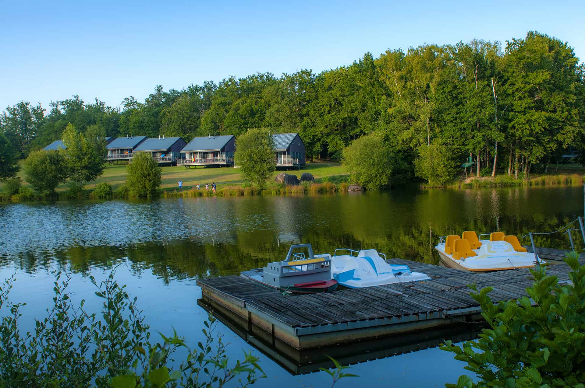 La résidence de vacances Goélia Le Domaine des Nouailles et son lac privé à Nontron La résidence de vacances Goélia Le Domaine des Nouailles et son lac privé à Nontron