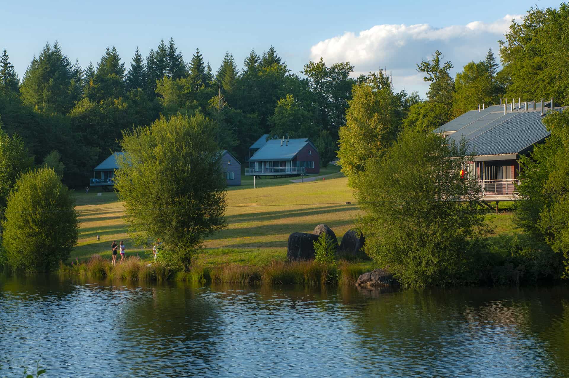 La résidence de vacances Goélia Le Domaine des Nouailles et son lac privé à Nontron La résidence de vacances Goélia Le Domaine des Nouailles et son lac privé à Nontron