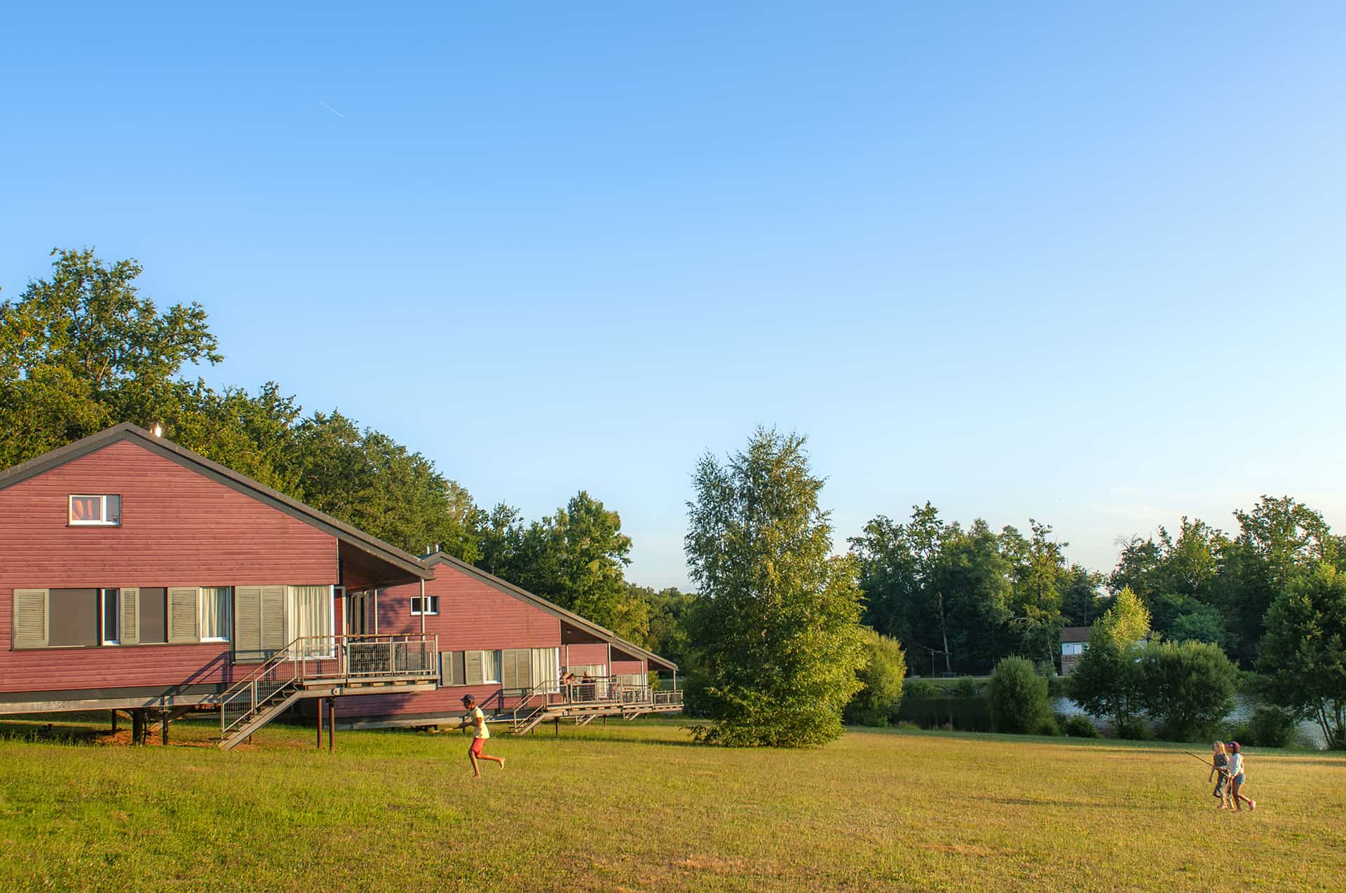 Exemple de chalets de la résidence de vacances Goélia Le Domaine des Nouailles à Nontron Exemple de chalets de la résidence de vacances Goélia Le Domaine des Nouailles à Nontron