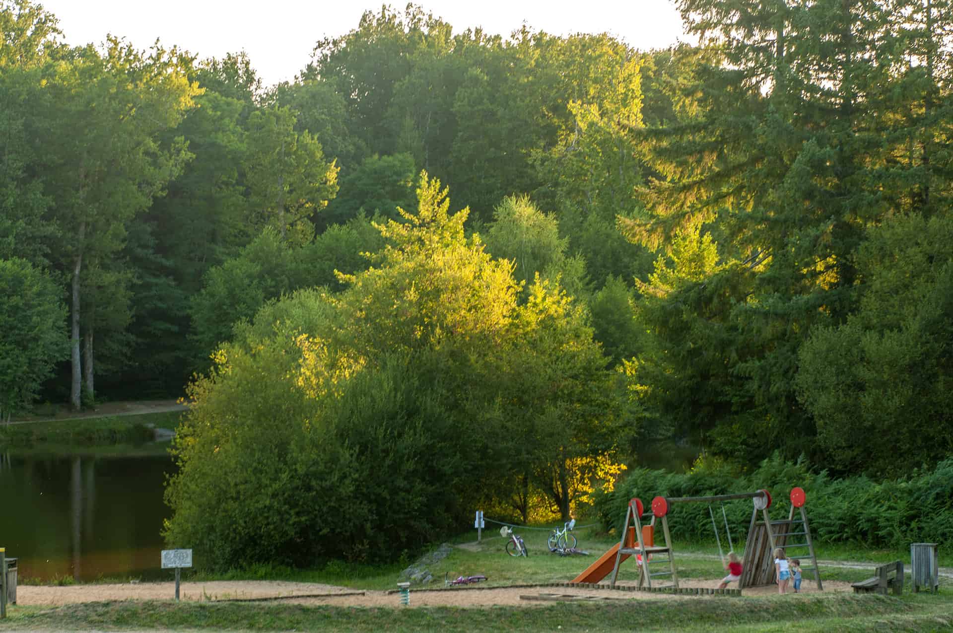 Aire de jeux de la résidence de vacances  Goélia Le Domaine des Nouailles à Nontron Aire de jeux de la résidence de vacances  Goélia Le Domaine des Nouailles à Nontron