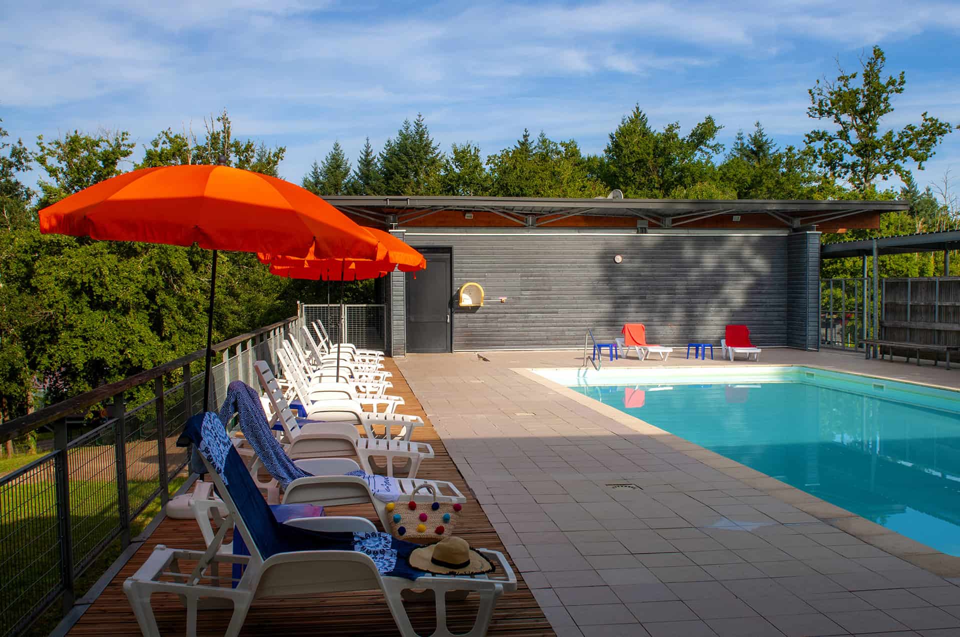 Piscine extérieure chauffée de la résidence de vacances Goélia Le Domaine des Nouailles à Nontron Piscine extérieure chauffée de la résidence de vacances Goélia Le Domaine des Nouailles à Nontron