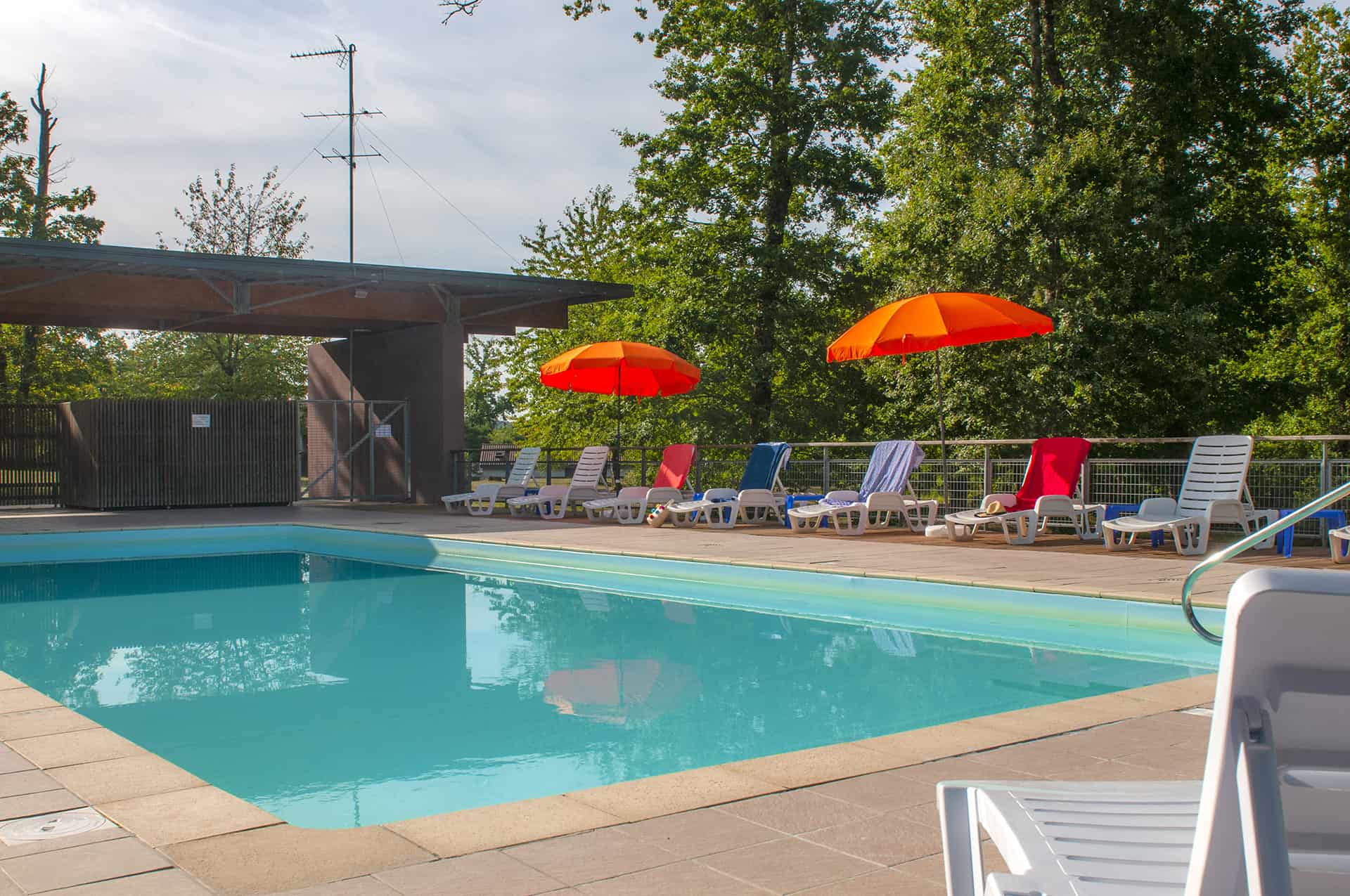 Piscine extérieure chauffée de la résidence de vacances Goélia Le Domaine des Nouailles à Nontron Piscine extérieure chauffée de la résidence de vacances Goélia Le Domaine des Nouailles à Nontron
