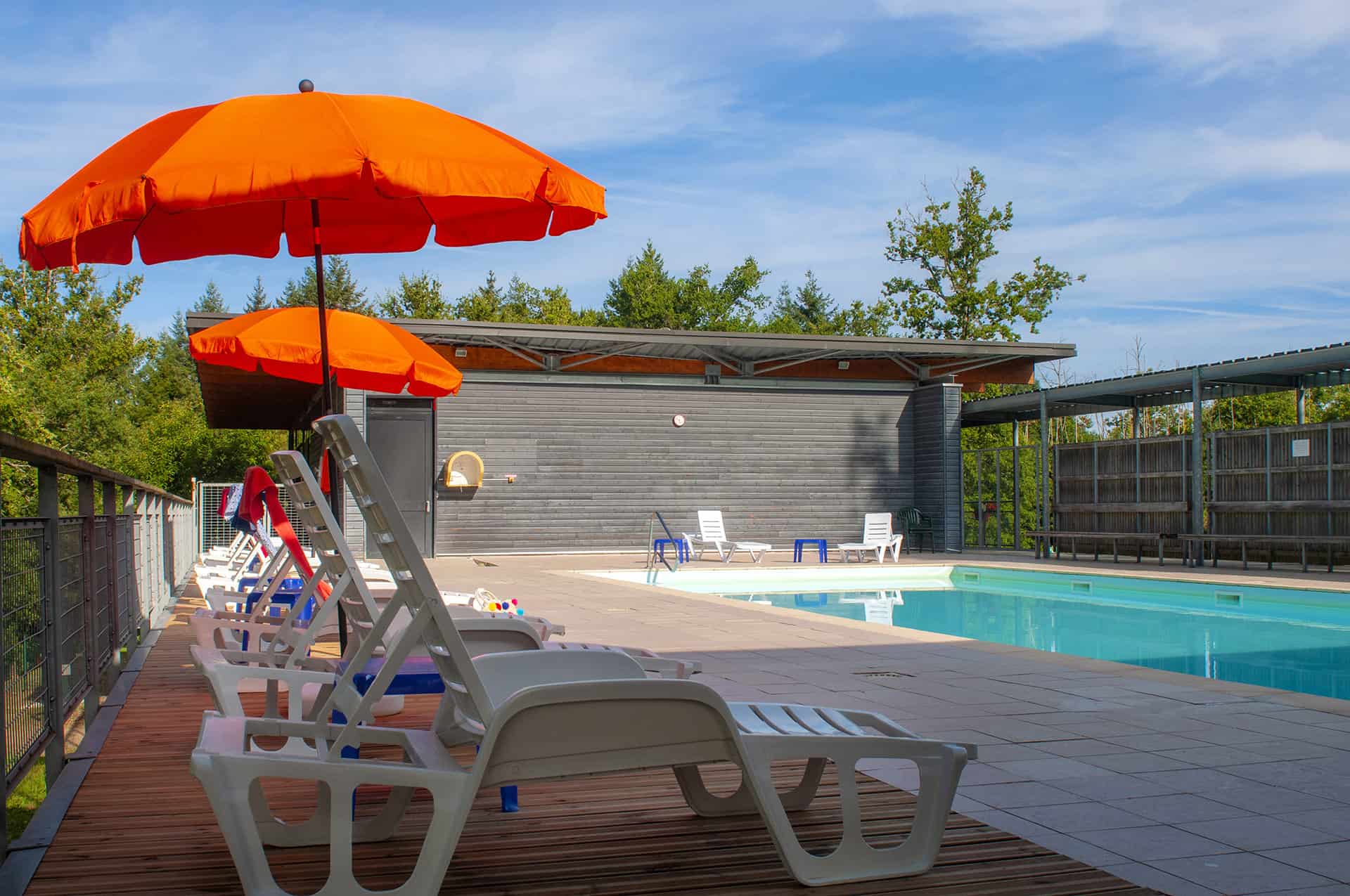 Piscine extérieure chauffée de la résidence de vacances Goélia Le Domaine des Nouailles à Nontron Piscine extérieure chauffée de la résidence de vacances Goélia Le Domaine des Nouailles à Nontron