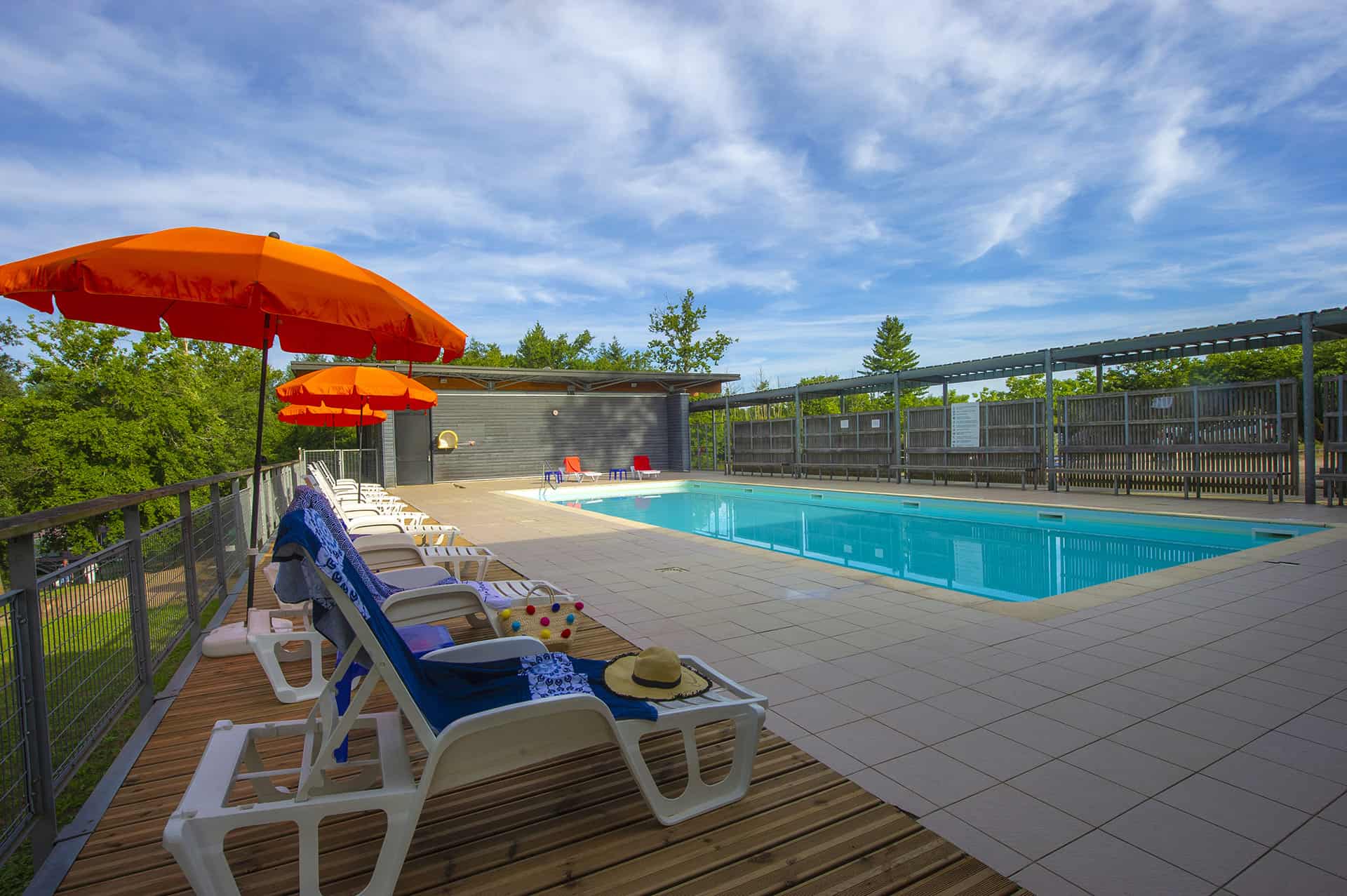 Piscine extérieure chauffée de la résidence de vacances Goélia Le Domaine des Nouailles à Nontron Piscine extérieure chauffée de la résidence de vacances Goélia Le Domaine des Nouailles à Nontron