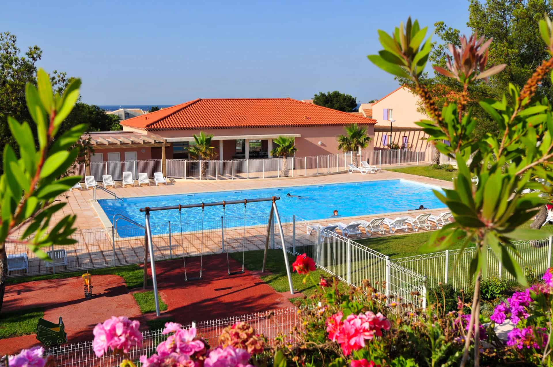 Outdoor pool of the Goélia Cap Bleu holiday residence in Carro Outdoor pool of the Goélia Cap Bleu holiday residence in Carro