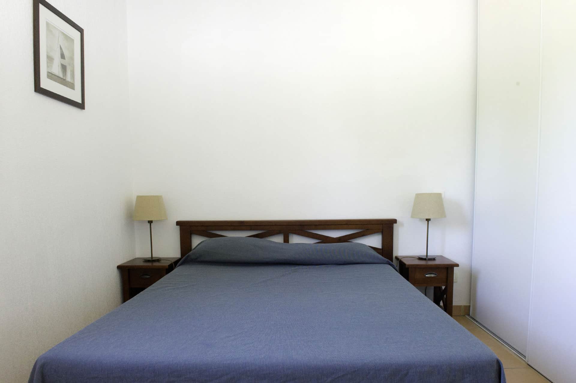 Room with double bed of an apartment of the holiday residence Goélia Cap Bleu in Carro Room with double bed of an apartment of the holiday residence Goélia Cap Bleu in Carro