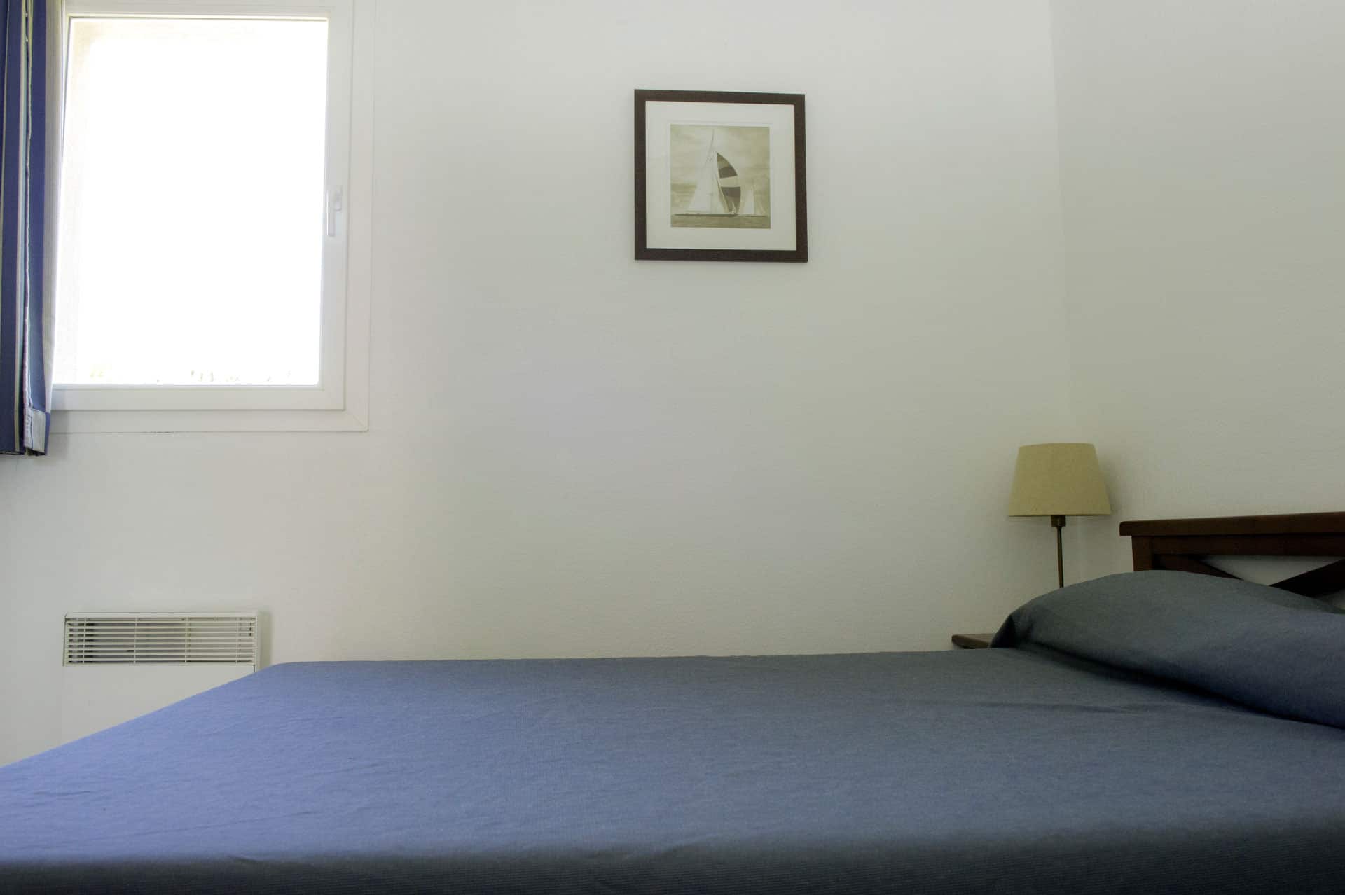Room with double bed of an apartment of the holiday residence Goélia Cap Bleu in Carro Room with double bed of an apartment of the holiday residence Goélia Cap Bleu in Carro