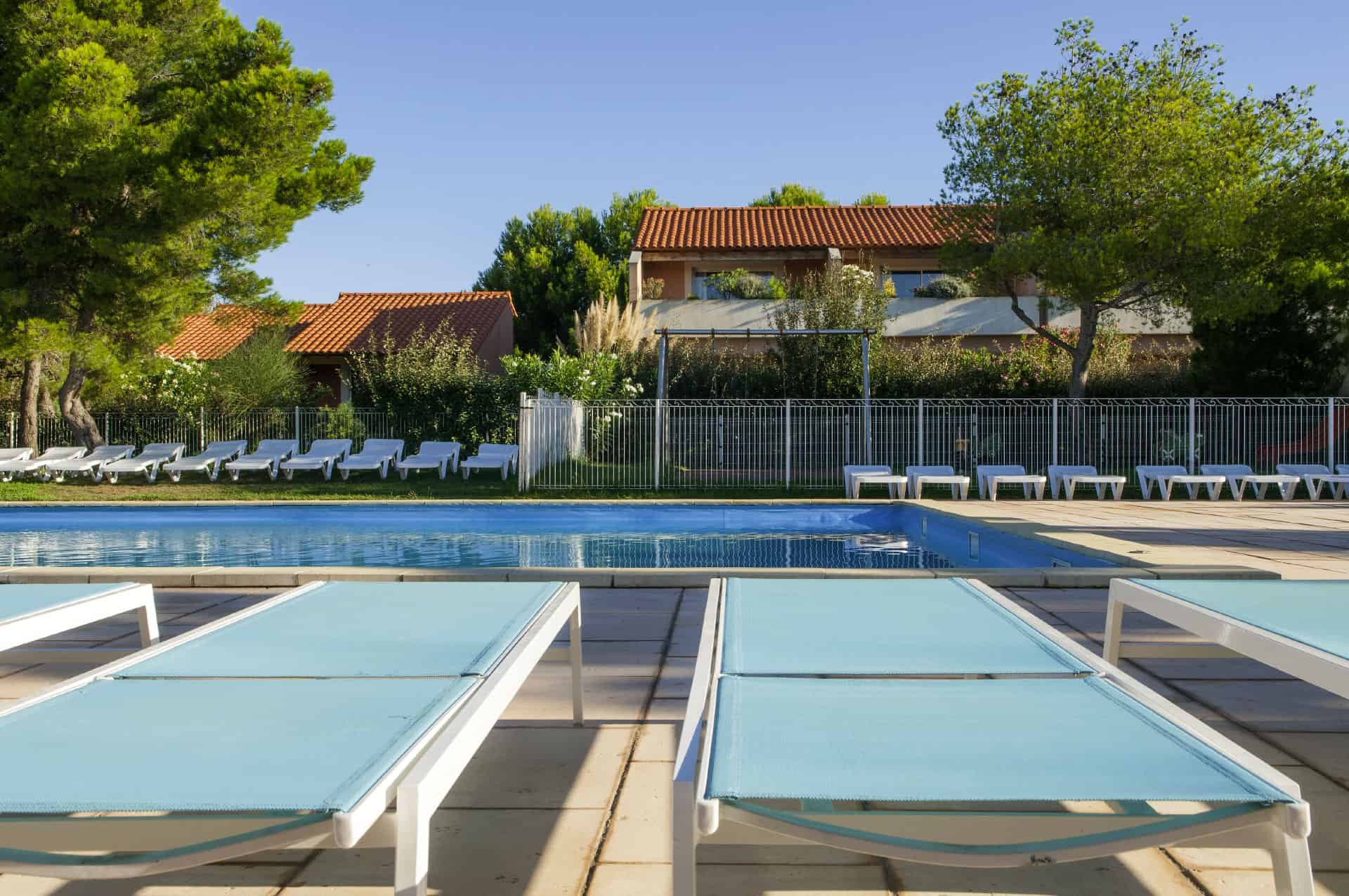 Outdoor swimming pool and sun loungers at the Goélia Cap Bleu holiday home in Carro Outdoor swimming pool and sun loungers at the Goélia Cap Bleu holiday home in Carro