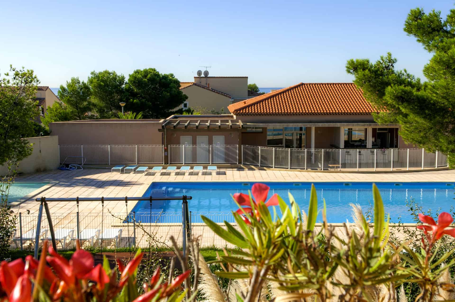 Outdoor pool of the Goélia Cap Bleu holiday residence in Carro Outdoor pool of the Goélia Cap Bleu holiday residence in Carro