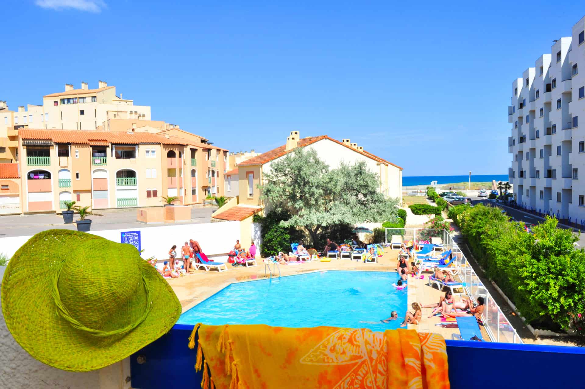 Exemple de vue sur la piscine extérieure et la mer de la résidence de vacances Le Grand Bleu à Port-Barcarès, en Occitanie