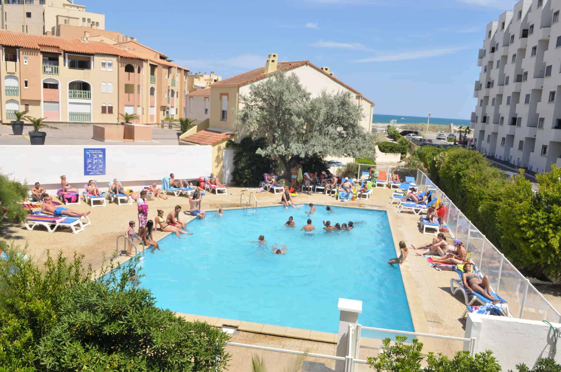 Piscine extérieure de la résidence de vacances Le Grand Bleu à Port-Barcarès, en Occitanie Piscine extérieure de la résidence de vacances Le Grand Bleu à Port-Barcarès, en Occitanie