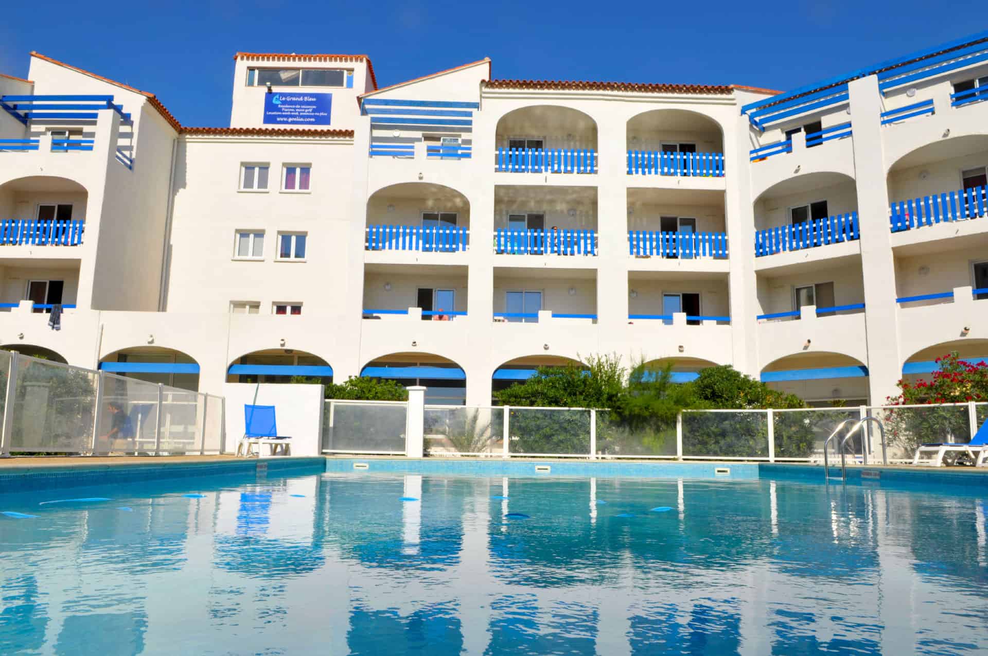 Piscine extérieure de la résidence de vacances Le Grand Bleu à Port-Barcarès, en Occitanie Piscine extérieure de la résidence de vacances Le Grand Bleu à Port-Barcarès, en Occitanie