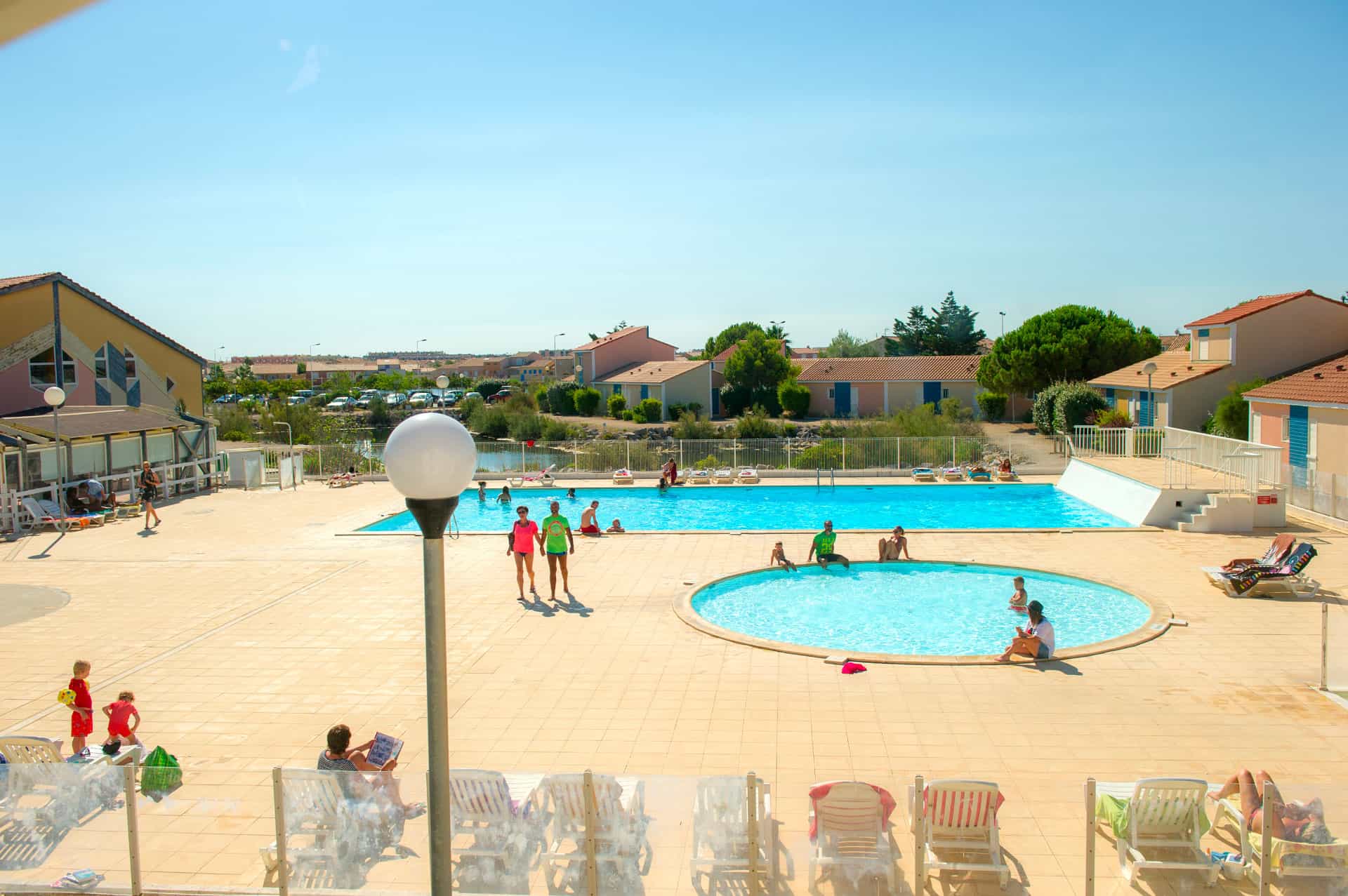 Piscine extérieure de la résidence de vacances Le Village Club Marin à Port-la-Nouvelle, en Occitanie Piscine extérieure de la résidence de vacances Le Village Club Marin à Port-la-Nouvelle, en Occitanie