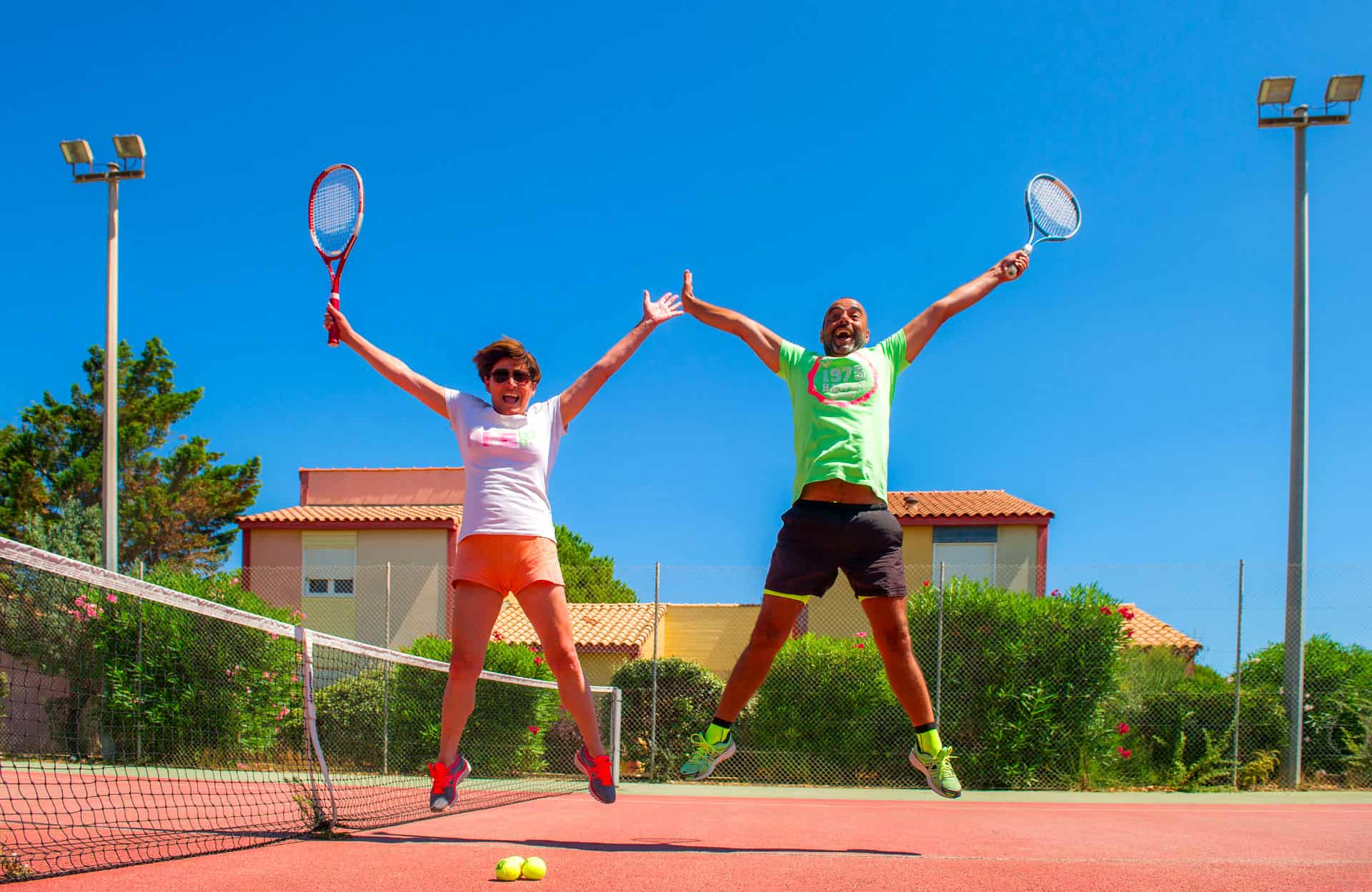 Court de tennis de la résidence de vacances Le Village Club Marin à Port-la-Nouvelle, en Occitanie Court de tennis de la résidence de vacances Le Village Club Marin à Port-la-Nouvelle, en Occitanie