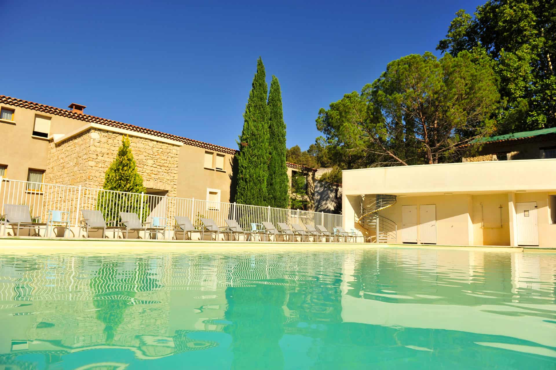 Outdoor heated swimming pool of the Goélia Le Domaine du Moulin Blanc holiday residence in Gordes Outdoor heated swimming pool of the Goélia Le Domaine du Moulin Blanc holiday residence in Gordes