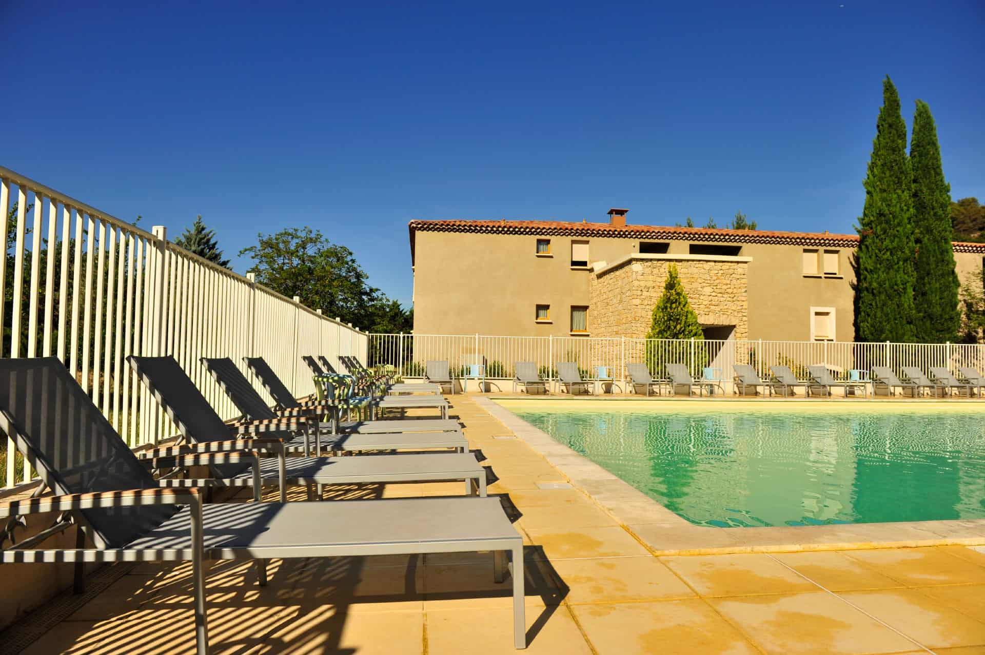 Outdoor heated swimming pool of the Goélia Le Domaine du Moulin Blanc holiday residence in Gordes Outdoor heated swimming pool of the Goélia Le Domaine du Moulin Blanc holiday residence in Gordes