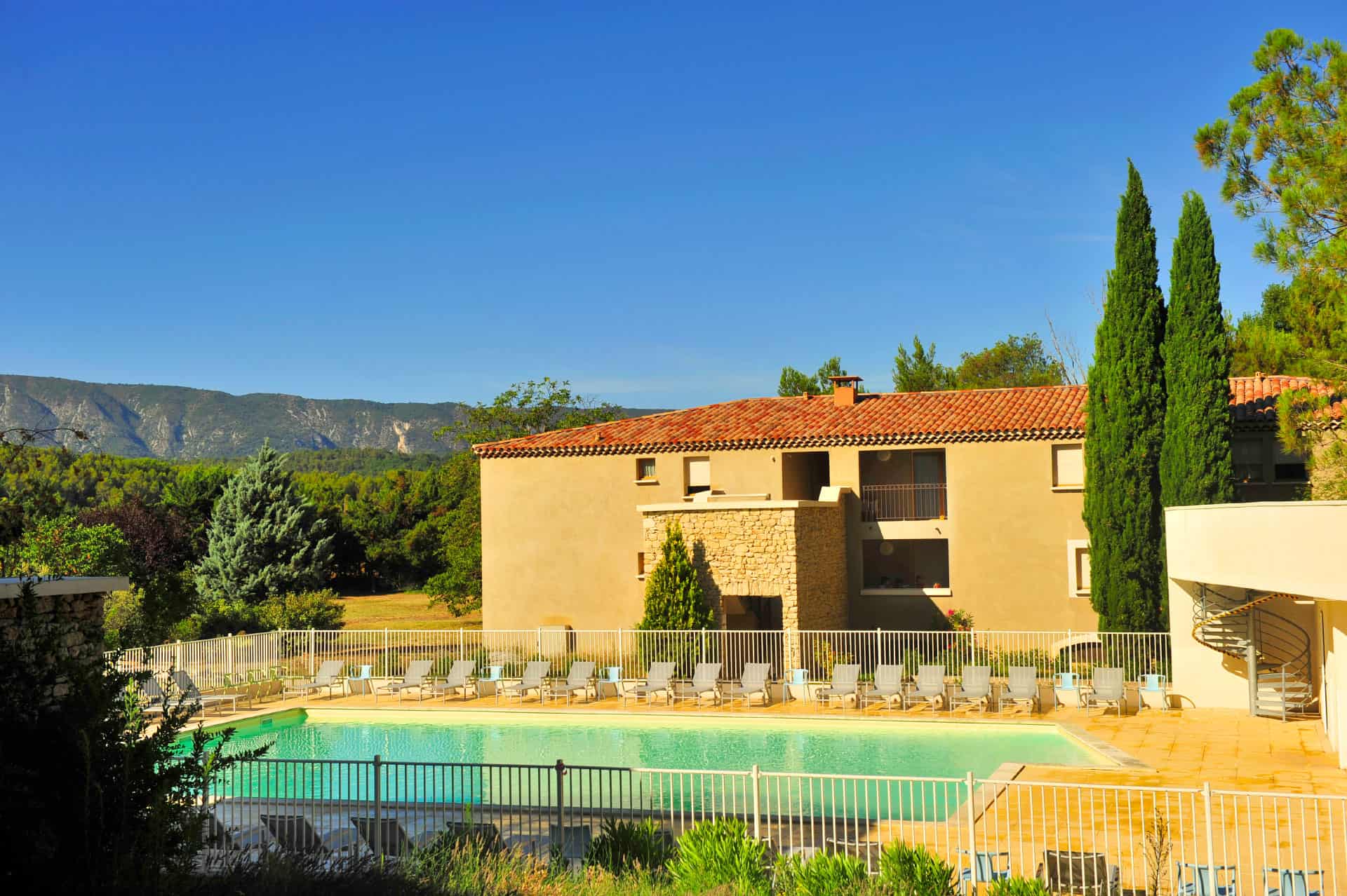 Outdoor heated swimming pool of the Goélia Le Domaine du Moulin Blanc holiday residence in Gordes Outdoor heated swimming pool of the Goélia Le Domaine du Moulin Blanc holiday residence in Gordes