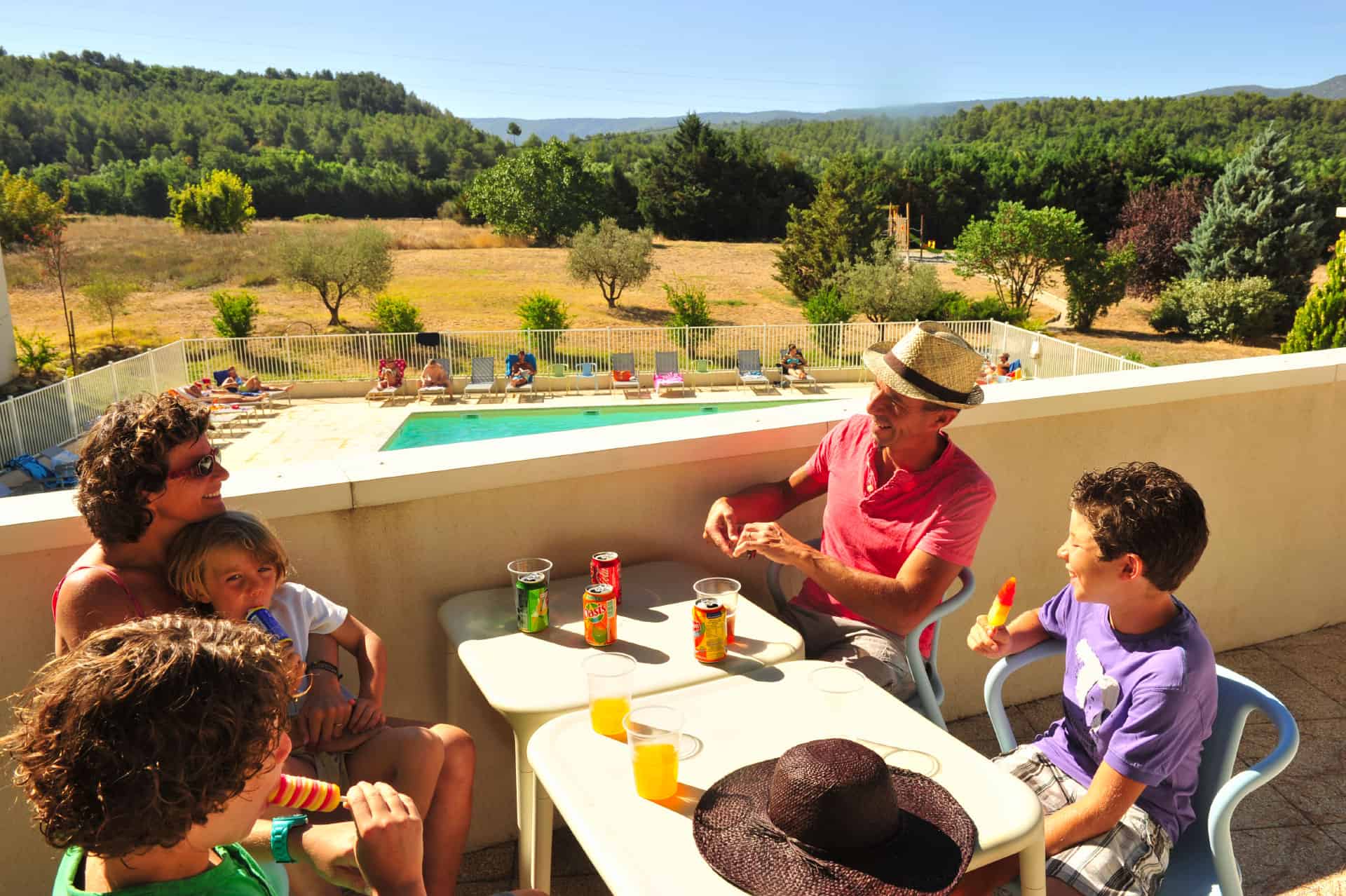 Taste with the family at the holiday residence Goélia Le Domaine du Moulin Blanc in Gordes Taste with the family at the holiday residence Goélia Le Domaine du Moulin Blanc in Gordes