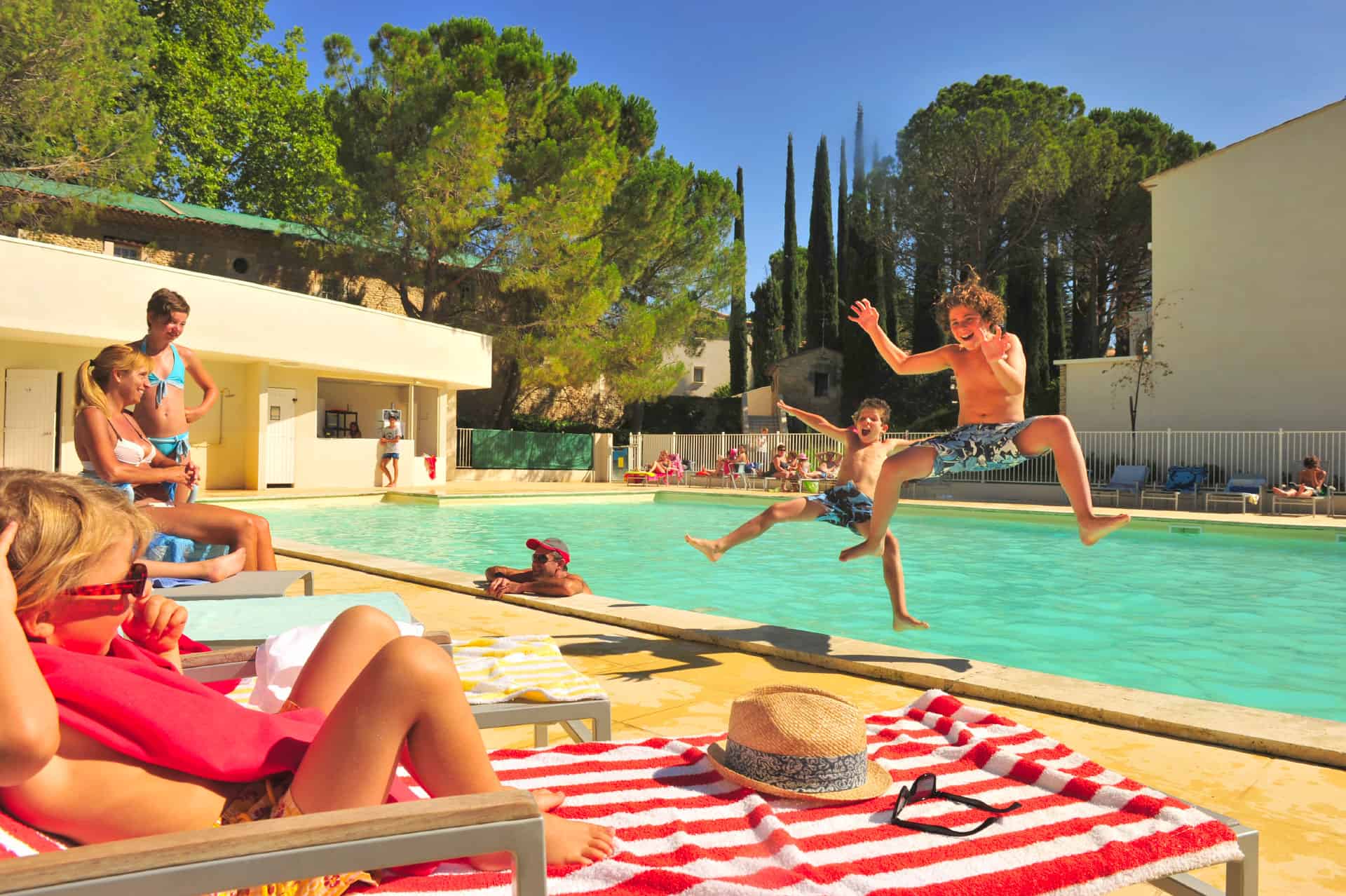 Outdoor heated swimming pool of the Goélia Le Domaine du Moulin Blanc holiday residence in Gordes