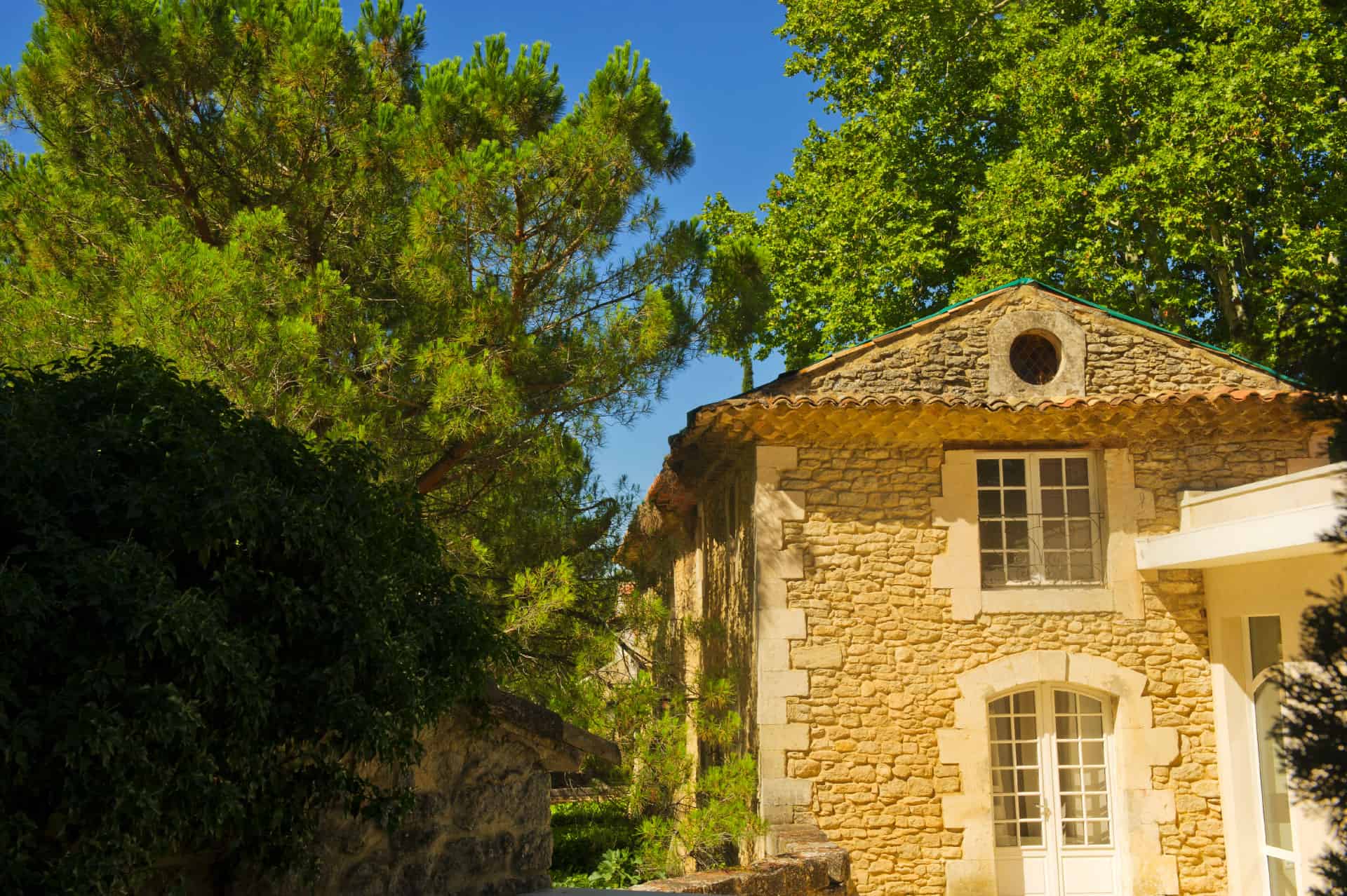 Exterior of the holiday residence Goélia Le Domaine du Moulin Blanc in Gordes Exterior of the holiday residence Goélia Le Domaine du Moulin Blanc in Gordes