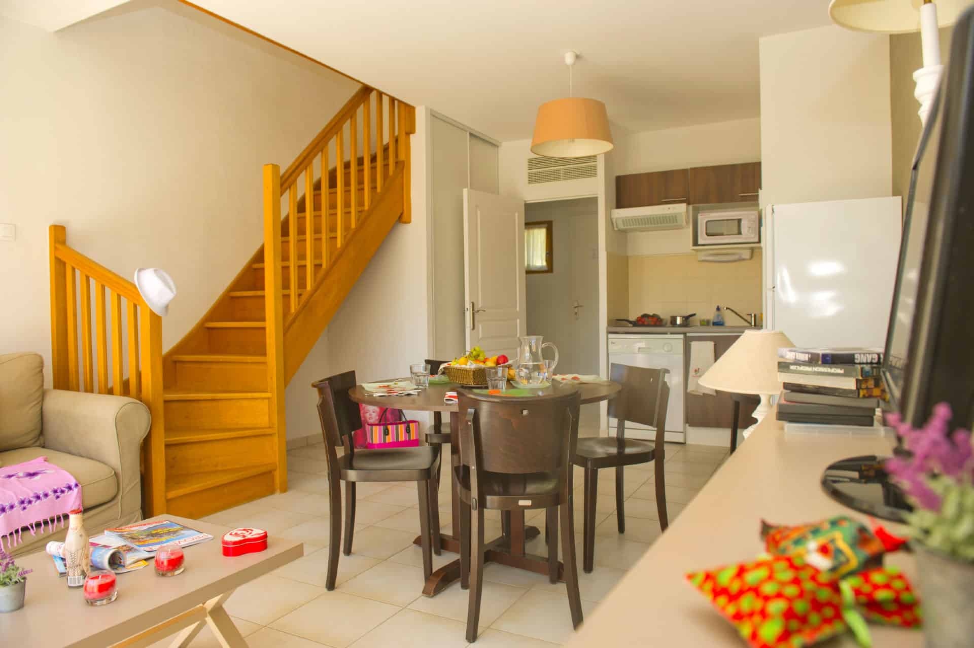 Living room and kitchenette of an apartment of the holiday residence Goélia Le Domaine du Moulin Blanc in Gordes Living room and kitchenette of an apartment of the holiday residence Goélia Le Domaine du Moulin Blanc in Gordes
