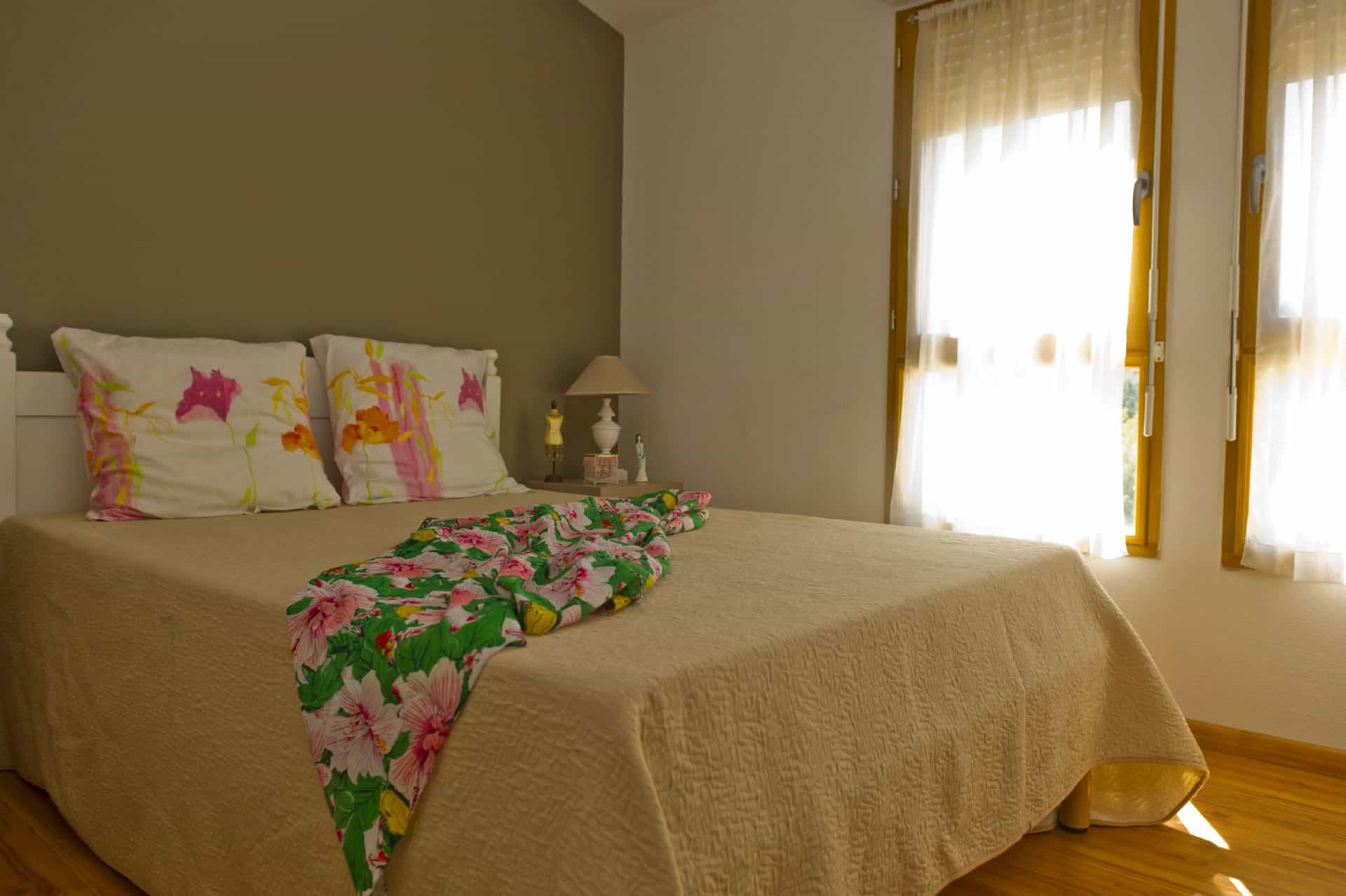 Room with double bed of an apartment of the holiday residence Goélia Le Domaine du Moulin Blanc in Gordes Room with double bed of an apartment of the holiday residence Goélia Le Domaine du Moulin Blanc in Gordes