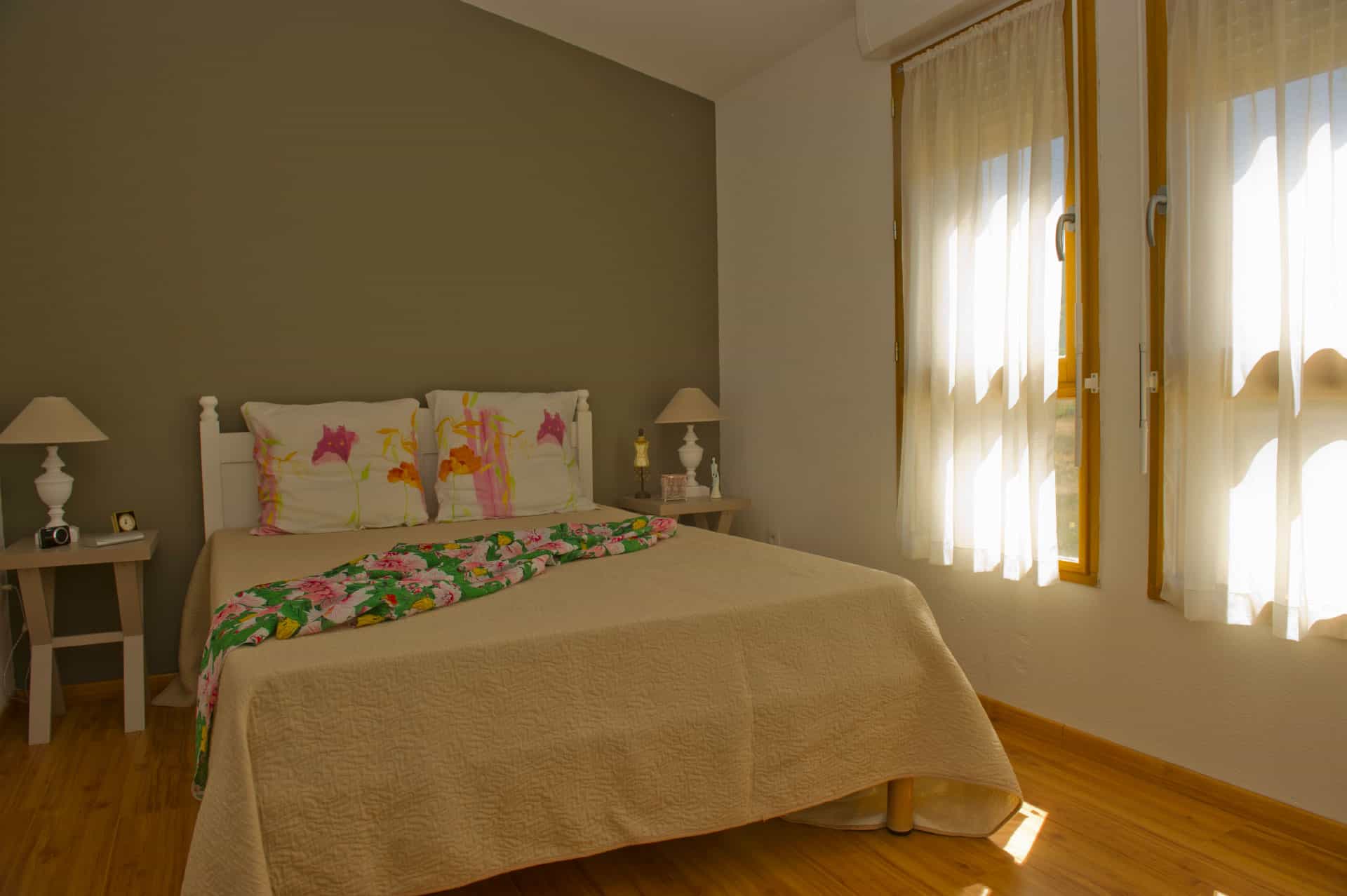 Room with double bed of an apartment of the holiday residence Goélia Le Domaine du Moulin Blanc in Gordes Room with double bed of an apartment of the holiday residence Goélia Le Domaine du Moulin Blanc in Gordes